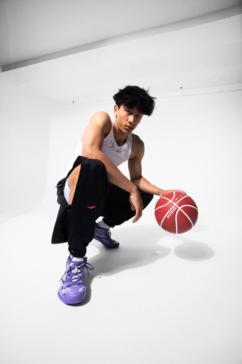 libaanstar1's tweet photo. Canadian college basketball star Xaivian Lee has signed a multi-year NIL shoe deal with Serious Player Only.
Lee is the first ever NCAA player to sign a shoe deal with an international brand.
Joins Raptors rookie Jonathan Mogbo as one of the faces of the brand. https://t.co/YOysACZwfM