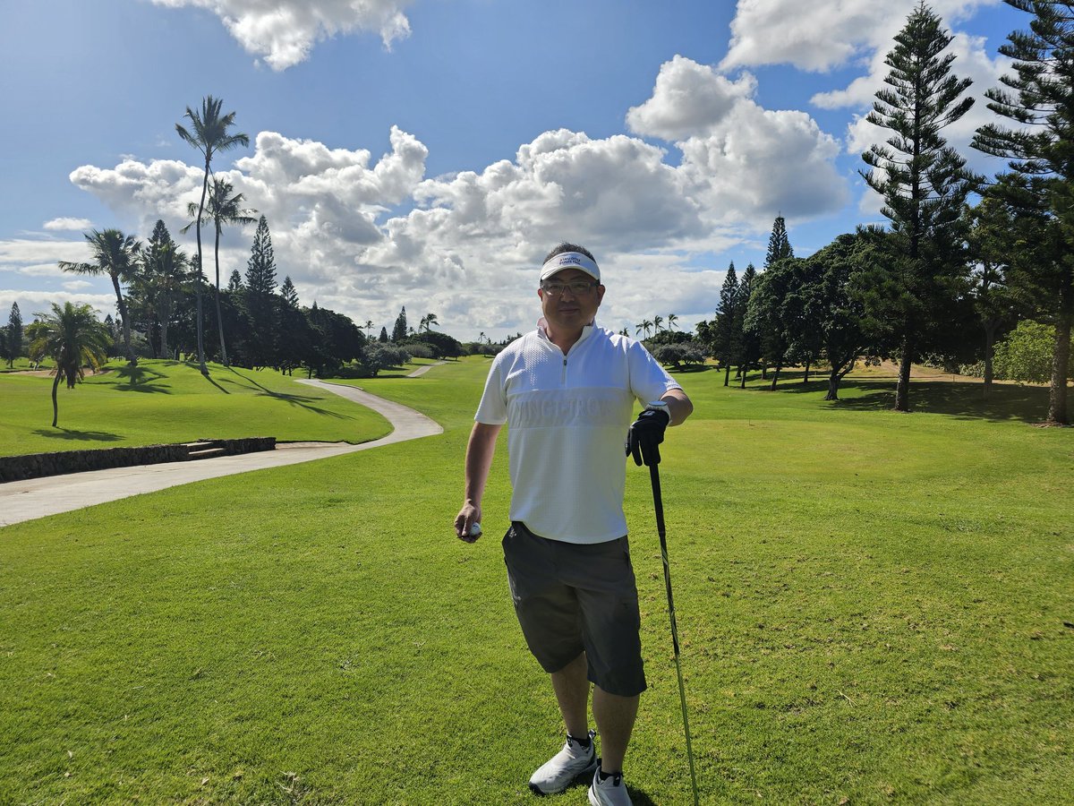 新婚旅行以来26年ぶりにハワイに来てます。
あの時は超貧乏旅行で8万で行った。
当時はサラリーマンで、有休取るだけで嫌み言われて4泊しか出来なかったな…
そんな時代だった。
今回はオアフ、マウイで計10泊のロングステイ。
あの頃の自分に言ってやりたい。
本気で頑張れば未来は変わるよって。