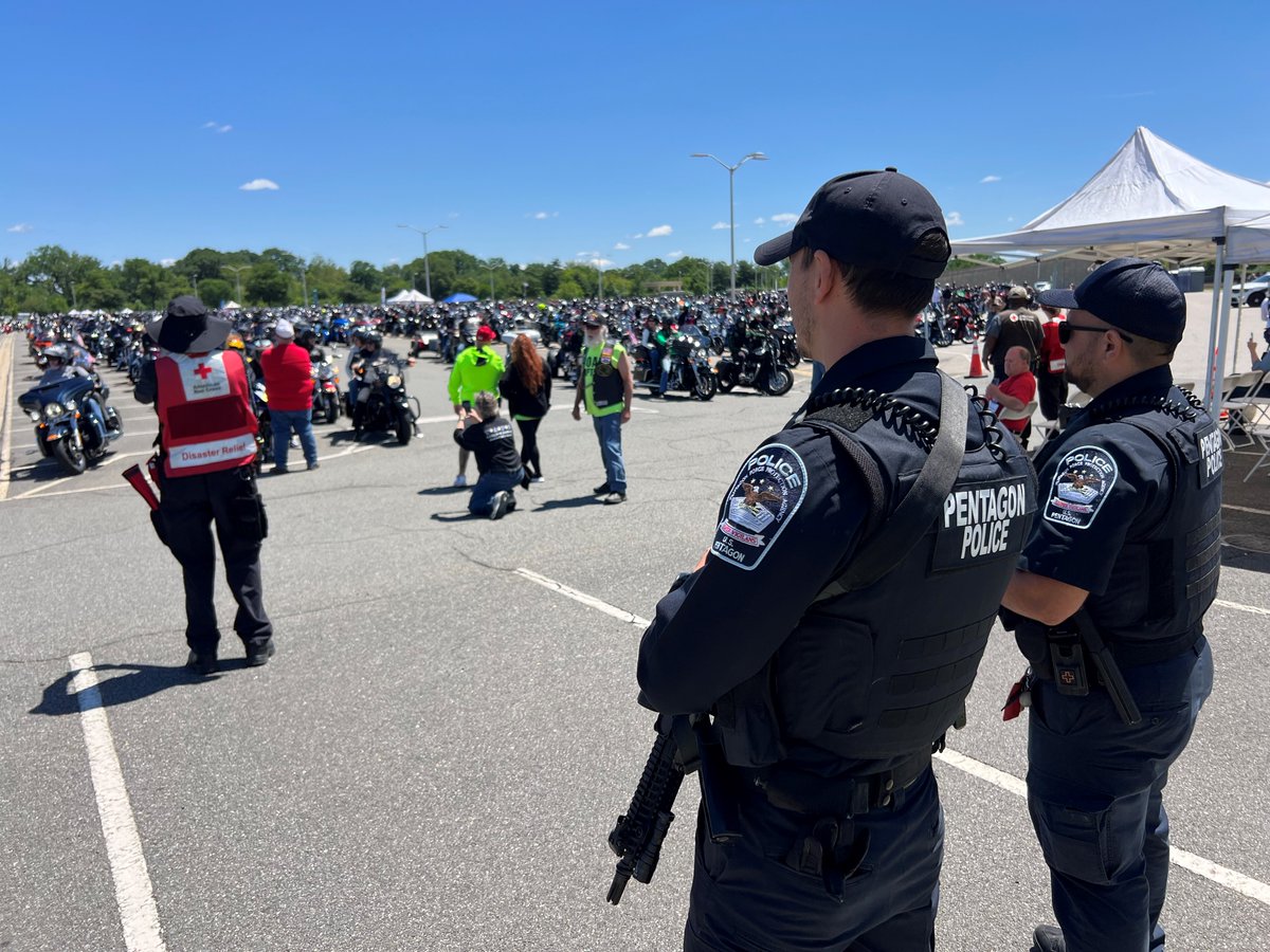 The Rolling to Remember motorcycle ride kicked off at the #Pentagon this weekend. Pentagon Police, K-9 Units, and Emergency Response Team members were on the scene to support public safety and provide security for this large-scale, annual event.
#lawenforcement #ArlingtonVA
