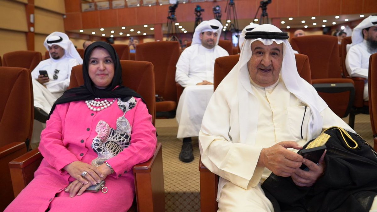 KSPFD's tweet photo. تشرفنا بحضور سعادة الشيخ دعيج جابر العلي 
والشيخة سهيلة سالم الصباح (أم ذوي الهمم) @s_s_alsabah
والسيد حسان فوزي

 في ندوة "الأسرة بين الآثار القانونية والنفسية".
حضوركم أضفى على الندوة بهاء ورقيا

#مشعل_الاحمد_الجابر_الصباح #الكويت #سمعًا_وطاعة #Kuwait #وقاية #حماية_الأسرة #التفكك_الأسري