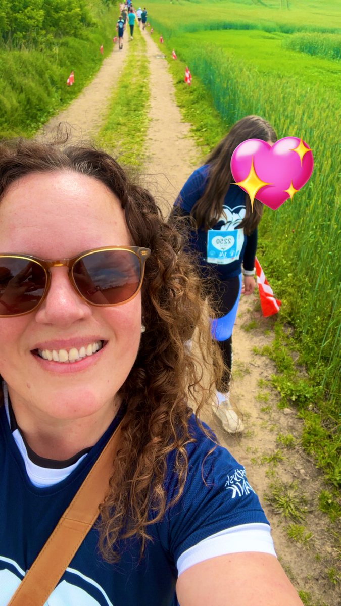 Hev barn og kæreste med til Kalkmineløb i Mønsted i dag. Vi valgte at gå kvart-marathon turen sammen, og vi havde en skøn tur i piv-flotte omgivelser! - Og så var der depoter med hindbærsnitte og slik 💪🏼😍