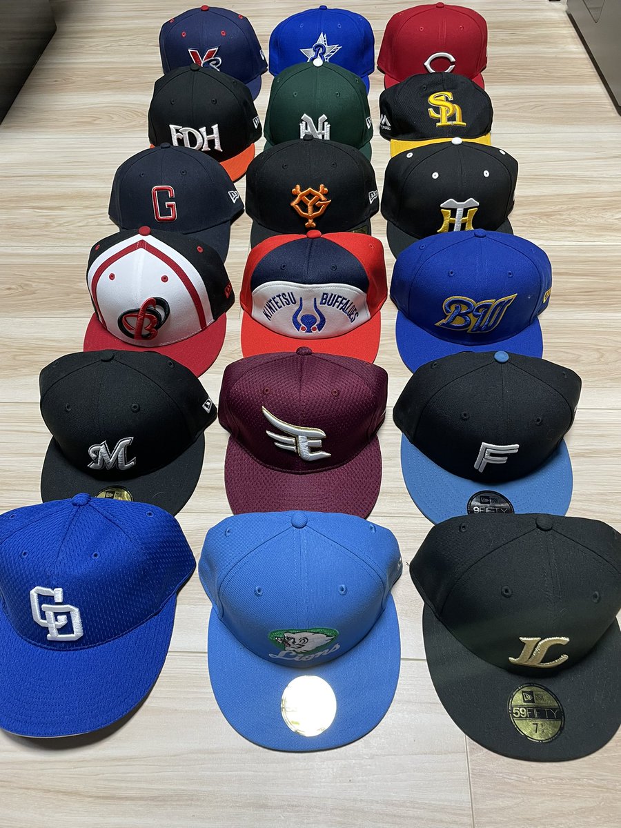 【お 知 ら せ】

プロ野球セ・パ12球団の帽子が揃いました
半年前"巨人の星シリーズ"のライブ配信に合わせて【読売ジャイアンツ】の帽子を購入して被ったのが事の発端です

野球に特化したYouTubeチャンネルでもないのにプレゼントして頂いた8名のリスナーさん

本当にありがとうございます!!