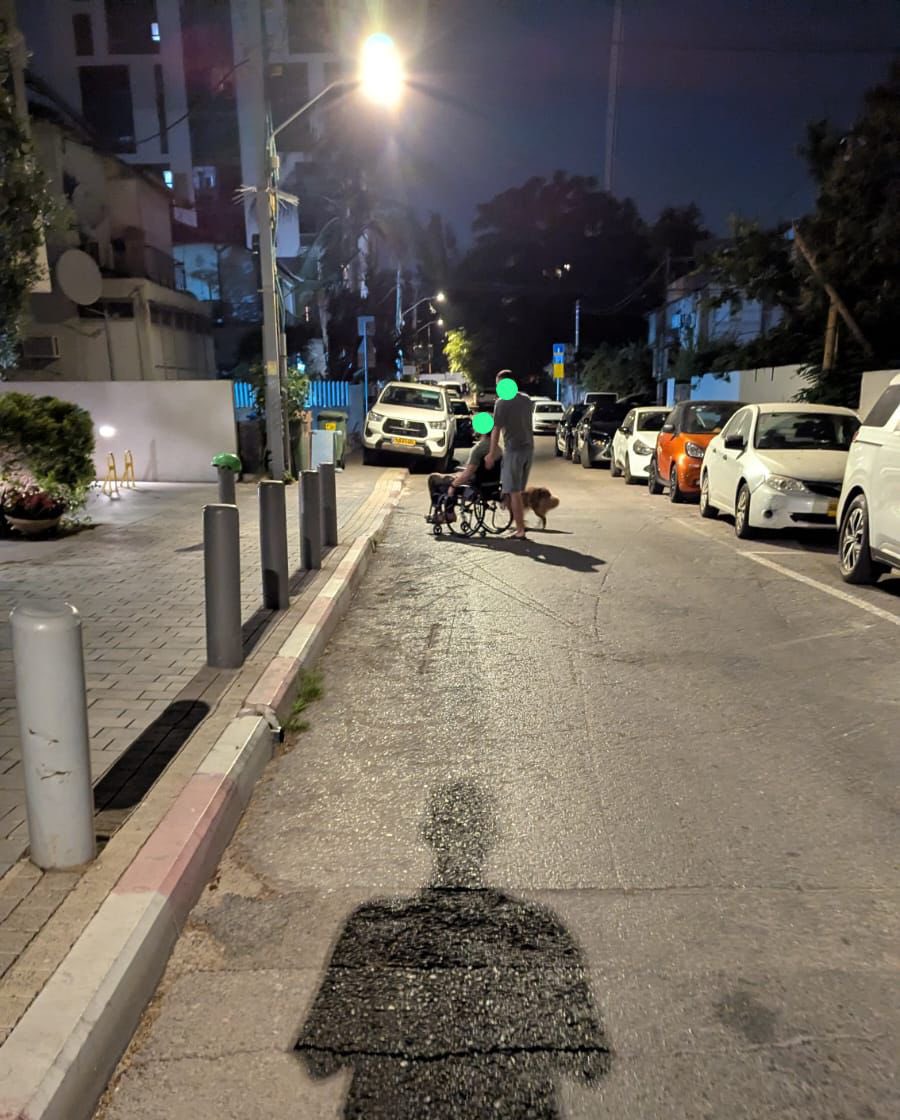 עוד יום ברמת גן: נכים על הכביש, מכוניות על המדרכה