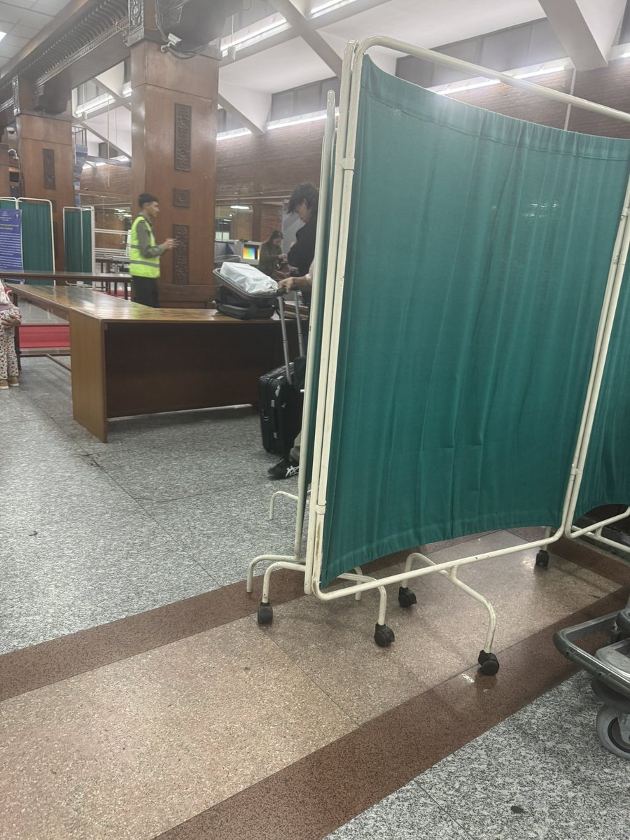 कति मन परेको यो हरिया तन्ना, म:म पसलमा यहि, अस्पताल मा यहि , हुदा हुदा Airport मा पनि यहि