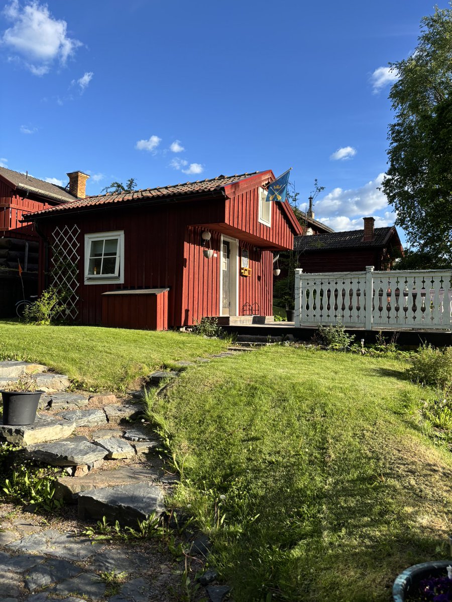 Sommaren på väg att officiellt invigas med på landet med vänner, bubbel och grill. Så jävla skönt!