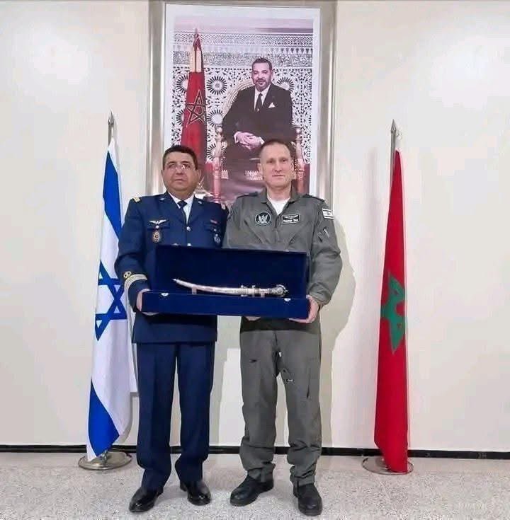 Emelia8z0's tweet photo. Morocco awards the Medal of Courage to the commander of the Israeli Air Force as a reward for killing 65,000 Palestinians, most of them children‼️ https://t.co/gFaEUJJAEr
