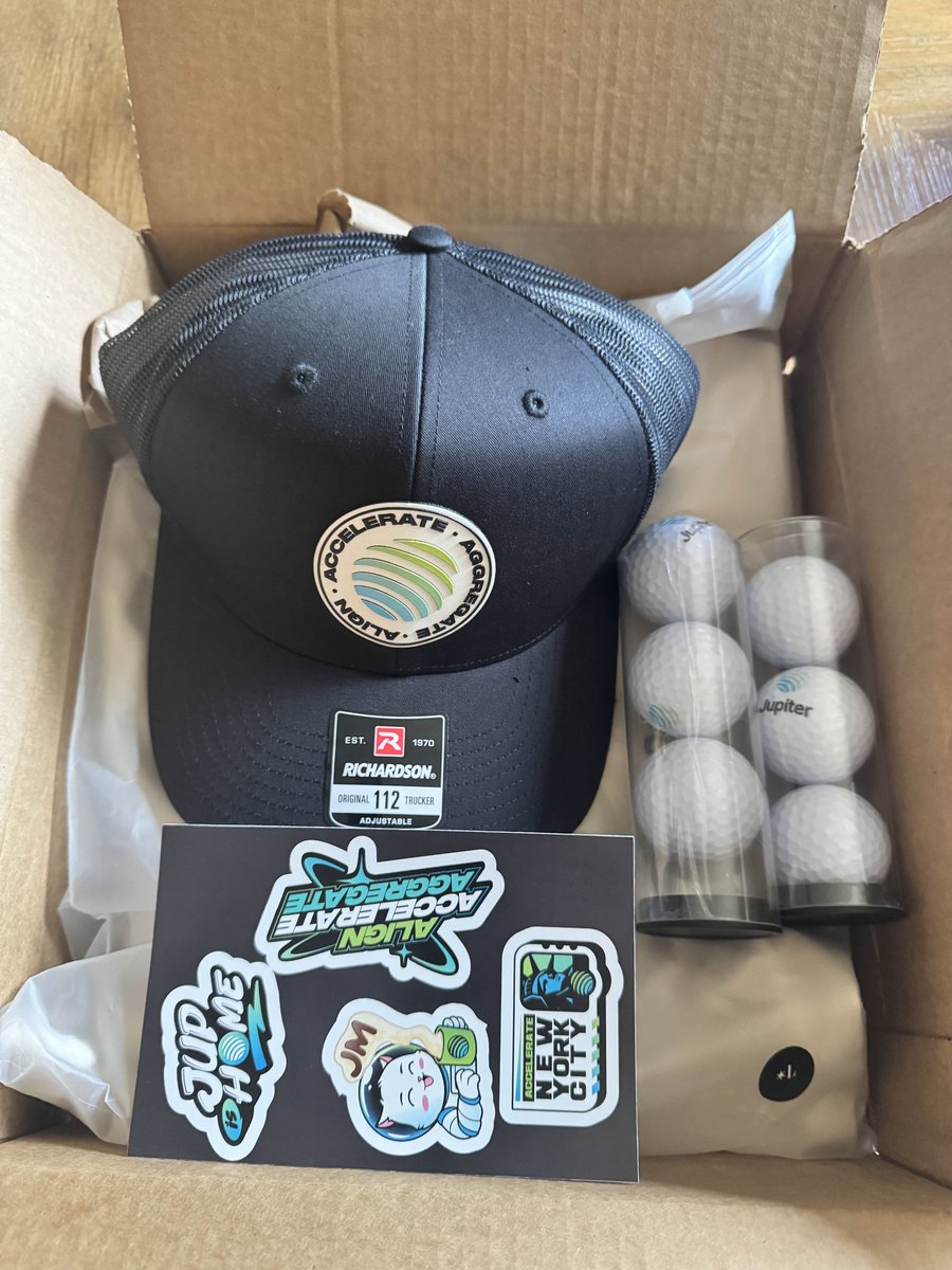Tenemos pegatinas, pelotas de golf, camisetas y hasta gorras! 👕🧢🪐🎉

Todo gracias al increible equipo de trabajo: <a href="/jupdesignlabs/">Jupiverse Design Labs</a> 🎨✨

Pero antes tenemos que contaros las reglas:

1⃣ RT y LIKE + Visita - jupgeo.com - 
2⃣ Añade tu ubicación con tu nombre ( SOLO 1