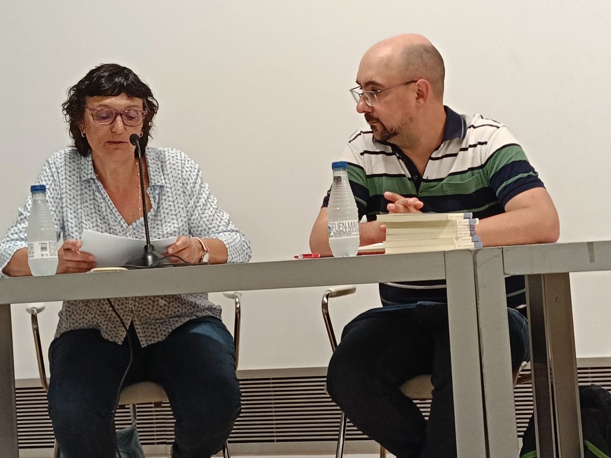 Plataforma per la Llengua - Catalunya (@pllcatalunya) on Twitter photo 🤔"El problema actual amb la llengua no és el coneixement sinó l'ús". Amb aquesta afirmació, <a href="/gerard_furest/">Gerard Furest</a> comença la xerrada "Activisme o dropo útil, tu tries!".
👏 <a href="/Cioguell/">C.Güell</a>, delegada territorial de Catalunya de <a href="/llenguacat/">Plataforma per la Llengua 📢</a> dona la benvinguda a la trobada 🤔"El problema actual amb la llengua no és el coneixement sinó l'ús". Amb aquesta afirmació, <a href="/gerard_furest/">Gerard Furest</a> comença la xerrada "Activisme o dropo útil, tu tries!".
👏 <a href="/Cioguell/">C.Güell</a>, delegada territorial de Catalunya de <a href="/llenguacat/">Plataforma per la Llengua 📢</a> dona la benvinguda a la trobada