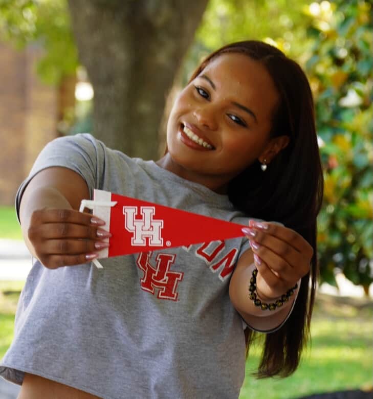 UHadmissions's tweet image. Houston Bound Highlight 🐾
Let’s give a big Cougar welcome to Klaire!
📈 Major: Economics
📍 Hometown: Lake Charles, Louisiana
"I’m looking forward to building lifelong friendships and trying new things at UH." – Klaire