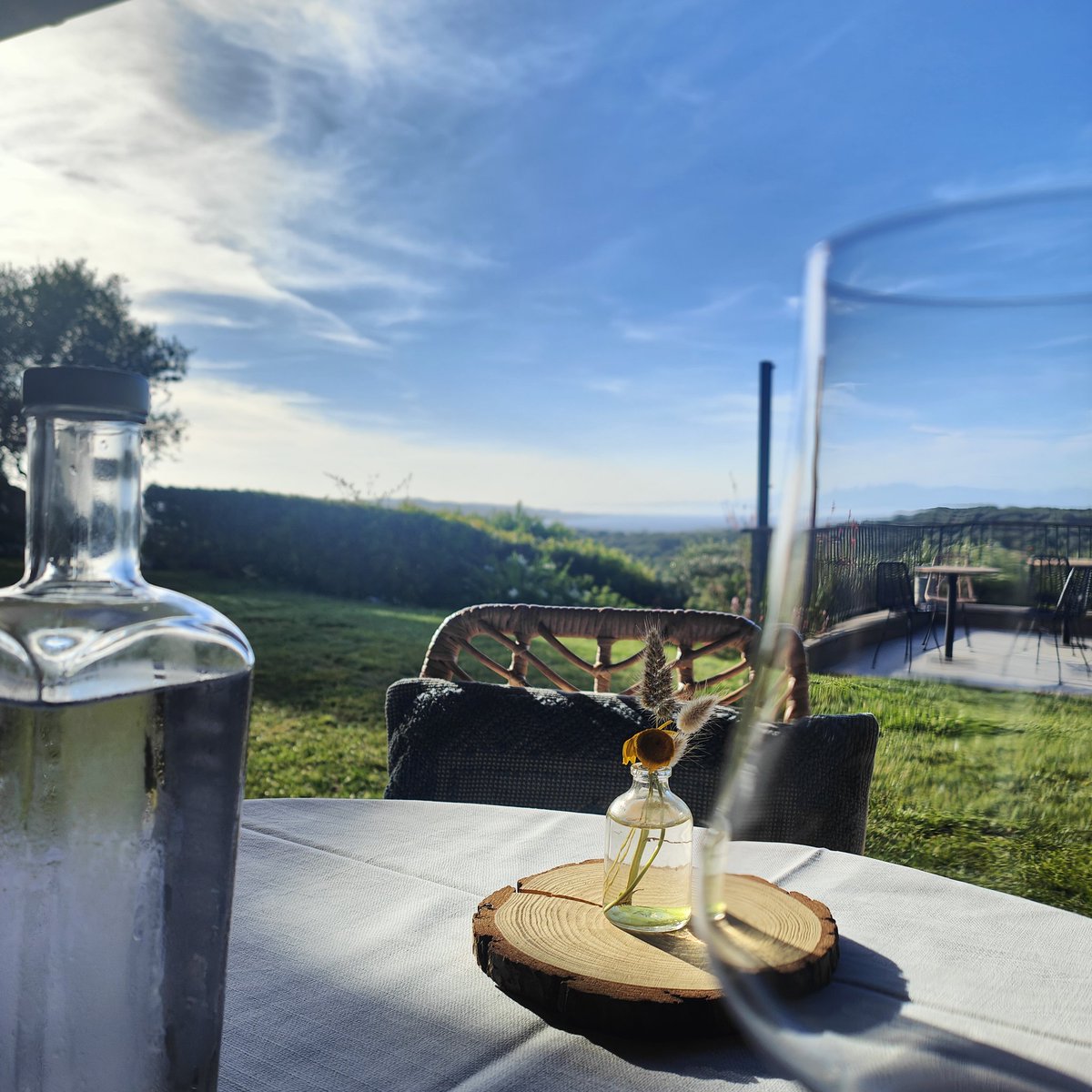 In Sardinië, wat is het mooi. Wel een belangrijke vraag: hoe smeer je in hemelsnaam je rug in als je alleen op vakantie bent en niet single?!