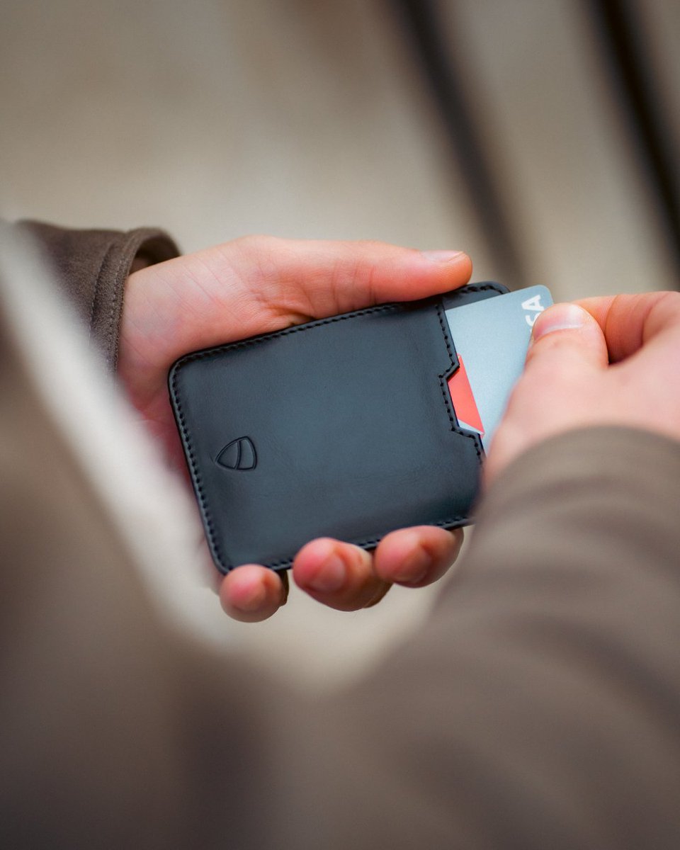 Vaultskin's tweet image. Sleek, secure, and built for your everyday hustle. 🖤
The Chelsea Card Holder holds up to 10 cards, features RFID-blocking tech, and slips easily into your pocket with a smart strap for quick access.

#vaultskin #rfidwallet #slimwallet #edc #mensfashion #cardholder
