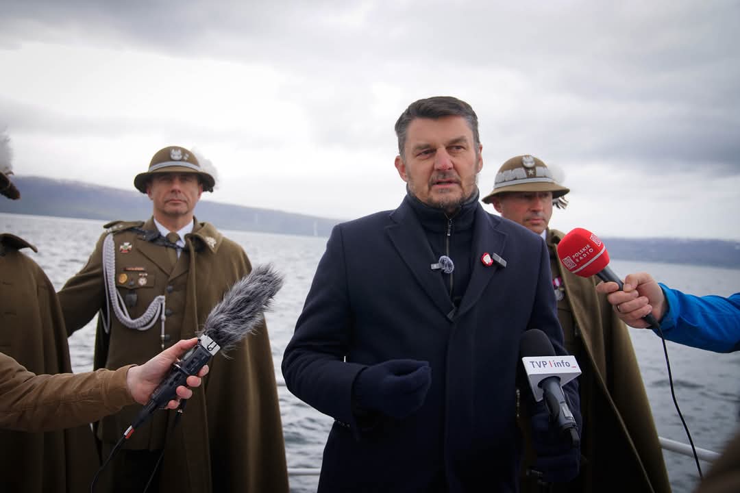Kombatanci's tweet photo. W Narwiku i Haakvik polska delegacja z Szefem UdSKiOR Lechem Parellem upamiętniła 🇵🇱 marynarzy i żołnierzy Samodzielnej Brygady Strzelców Podhalańskich poległych 85 lat temu w bitwie o #Narwik. https://t.co/4TTeqi0KUW