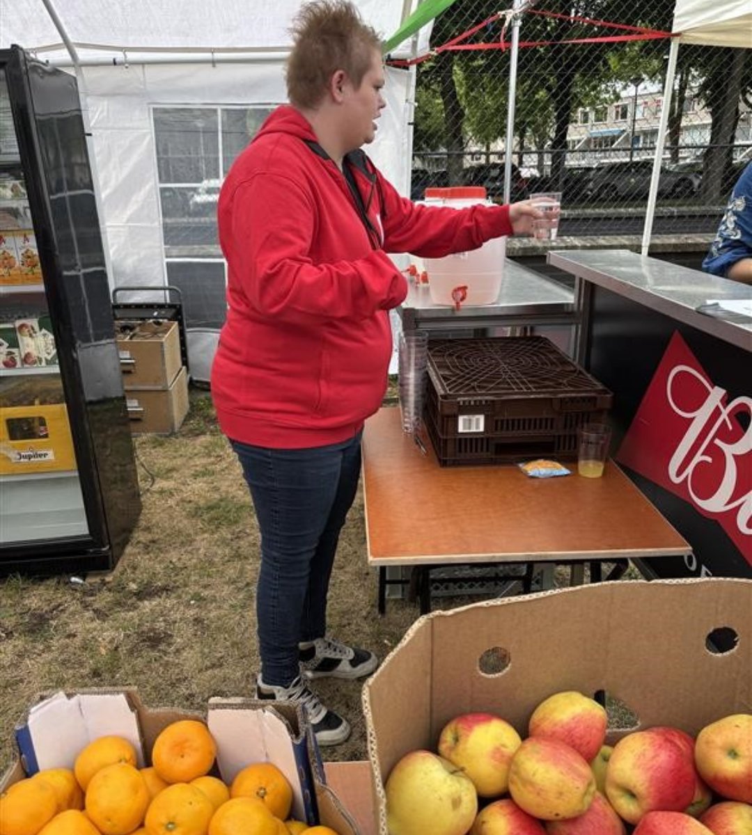 Ilse en Marissa waren vandaag vrijwilliger bij het Op De T Festival in Bergen op Zoom. Marissa en haar vriend Anthony deelden programmaboekjes uit en bij Ilse konden kinderen fruit en siroop halen. Voor deze enthousiaste vrijwilligers was het een gezellige en geslaagde middag!