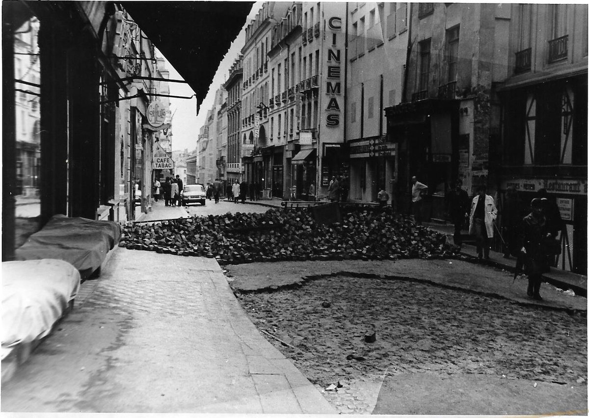 LePaf's tweet photo. C'était en mai 68 , le Quartier Latin. Nos ainés défilaient criant dans les rues de #Paris   "Hô Hô Hô Chi Minh!, Che Che Guevara !" Un mois de paix de musique et d'amour comme Woodstock 😇😇😇 https://t.co/vX0FGwY5ls