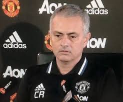 per chi parla a sproposito e fa strane insinuazioni, torniamo indietro a quando José si presentò in conferenza prima di una partita con le iniziali sulla sua polo in onore a Claudio Ranieri dopo il suo esonero
