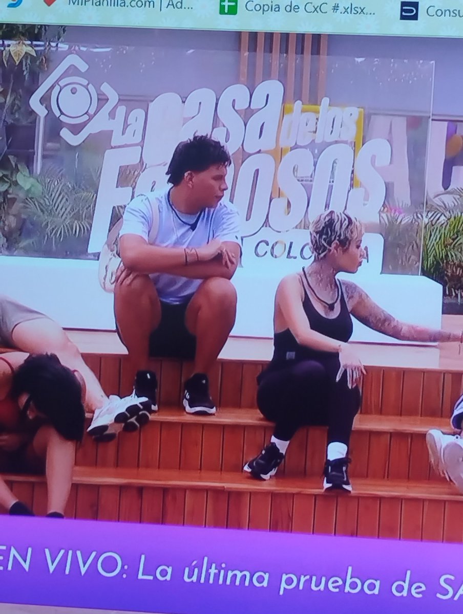 nanapinher's tweet photo. Está infeliz le dijo a al títere de #EmiroNavarro que no le diera comida a #Altafulla que tal criticaron a #yinacalderon y está #MelissaGate  salió peor #canalrcn @CanalRCN @Casadelosf88439 #casadelosfamososcolombia #casadelosfamososcol2 https://t.co/mNfzMLQPFL