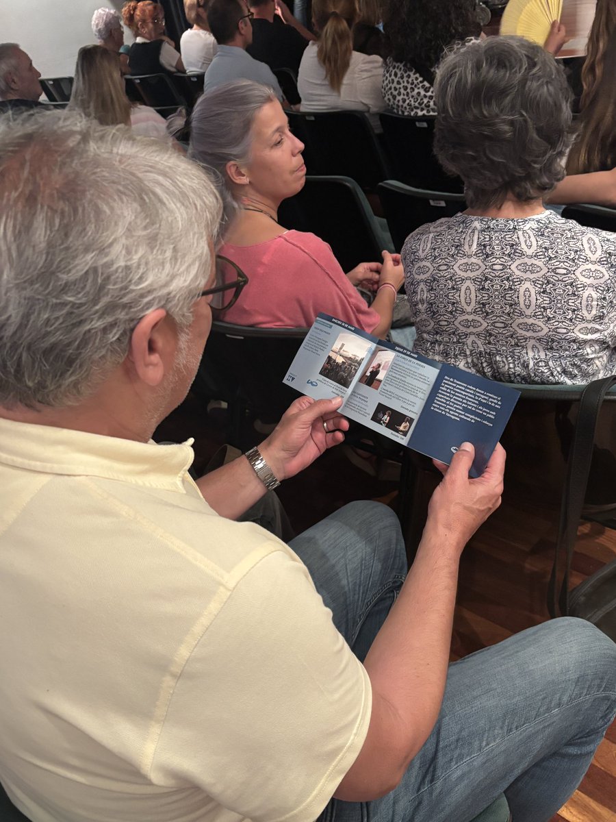 Emociona veure els pares aplaudint als nens que avui són protagonistes del <a href="/TransversPoesia/">Transvers, Festival de Poesia Tarragona</a> organitzat per l'@apellc, @lamuntanyetaTGN la Fundació Estela de la <a href="/XarxaSantaTecla/">Xarxa Santa Tecla</a> i <a href="/EscolaSolc/">Escola Solc</a>. Amb la col·laboració de <a href="/lluisgavalda/">Lluís Gavaldà</a> a "La cançó de la Sisu"

#ElCordeTarragona💛