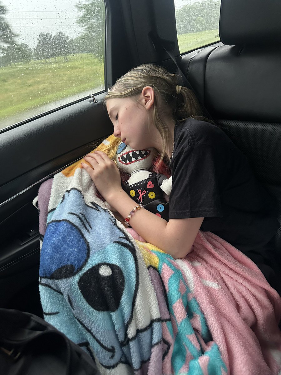 FiveOhhhhh's tweet photo. Farrah and Lilly dreaming about fireflies, headed to Knoxville for @WWE  #SmackDown and @AlexaBliss_WWE https://t.co/gMGRIQHld7