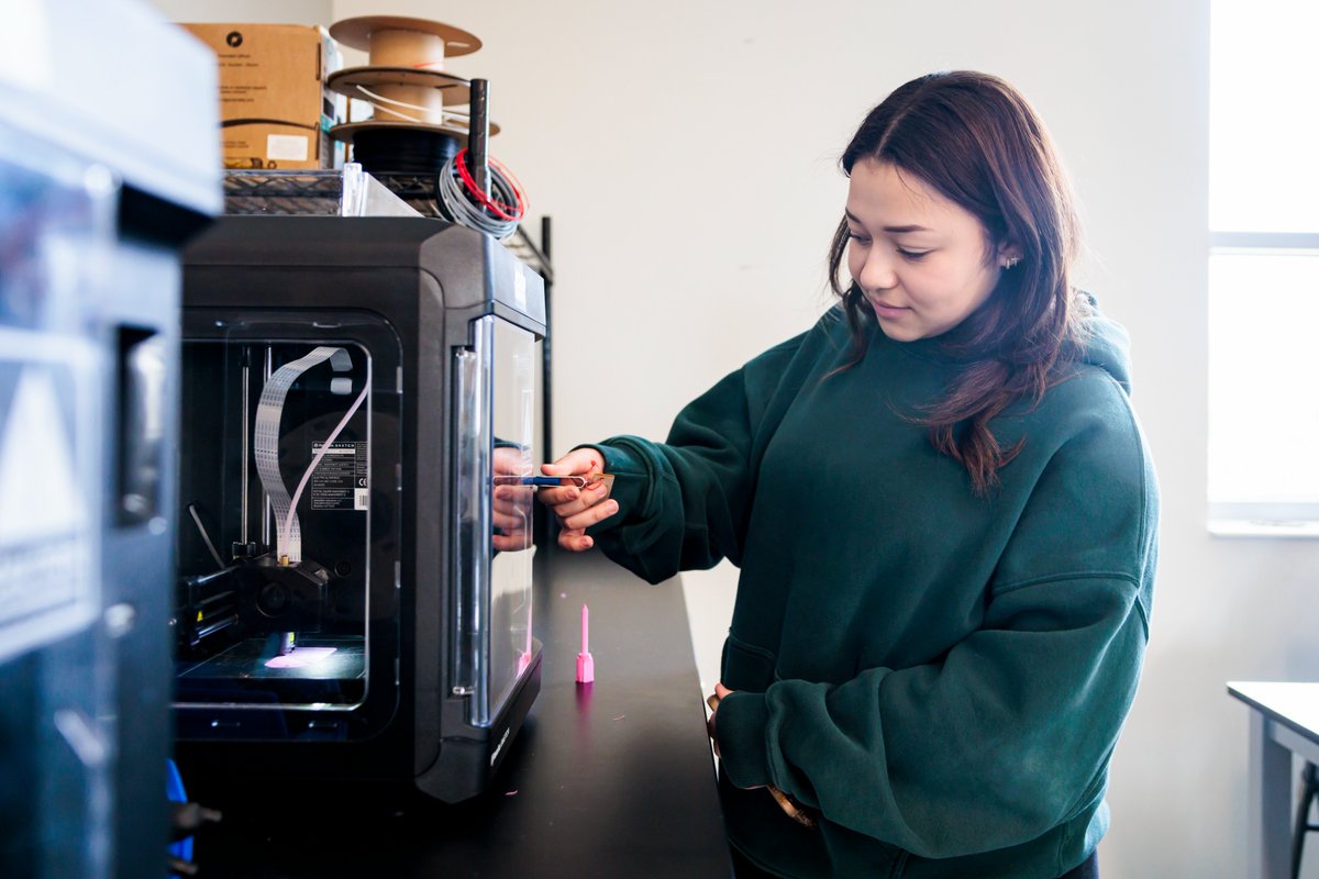 EndicottCollege's tweet image. Did you know? 💡 Endicott’s Makerspace (located in the School of Science &amp;amp; Technology) is where big ideas meet real-world tools—like 3D printing, coding, and creative collaboration.

#Makerspace #Innovation #College #EndicottCollege #ThisisEndicott