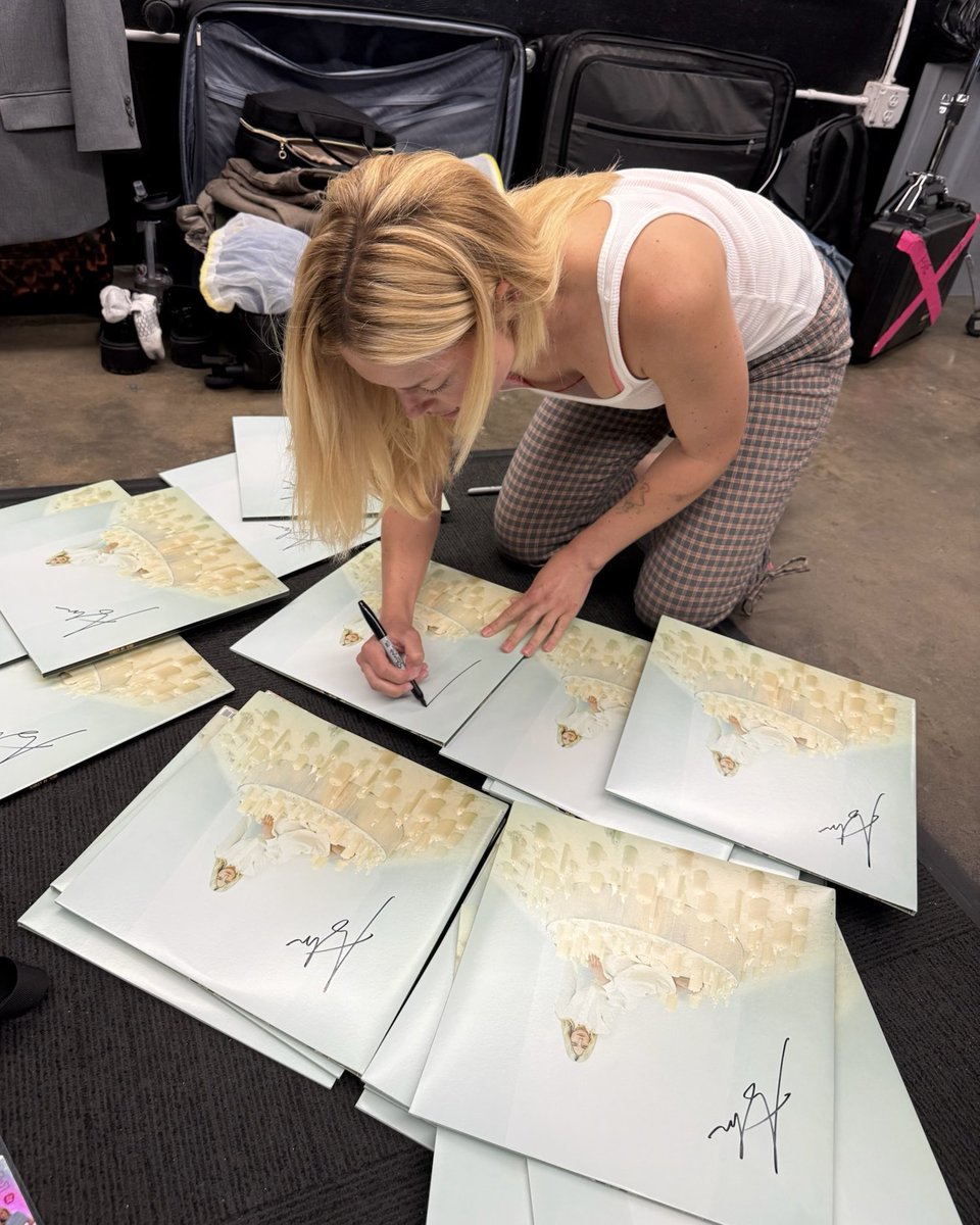 ashemusic's tweet image. HOW I MISSED US 💔💔 a sold out night one of the trilogy tour was all I could’ve asked for… Thank you thank you thank you for giving me this opportunity to share moments like these with you again. It will continue to boggle my mind how you show up for me and each other. BOGGLE.…