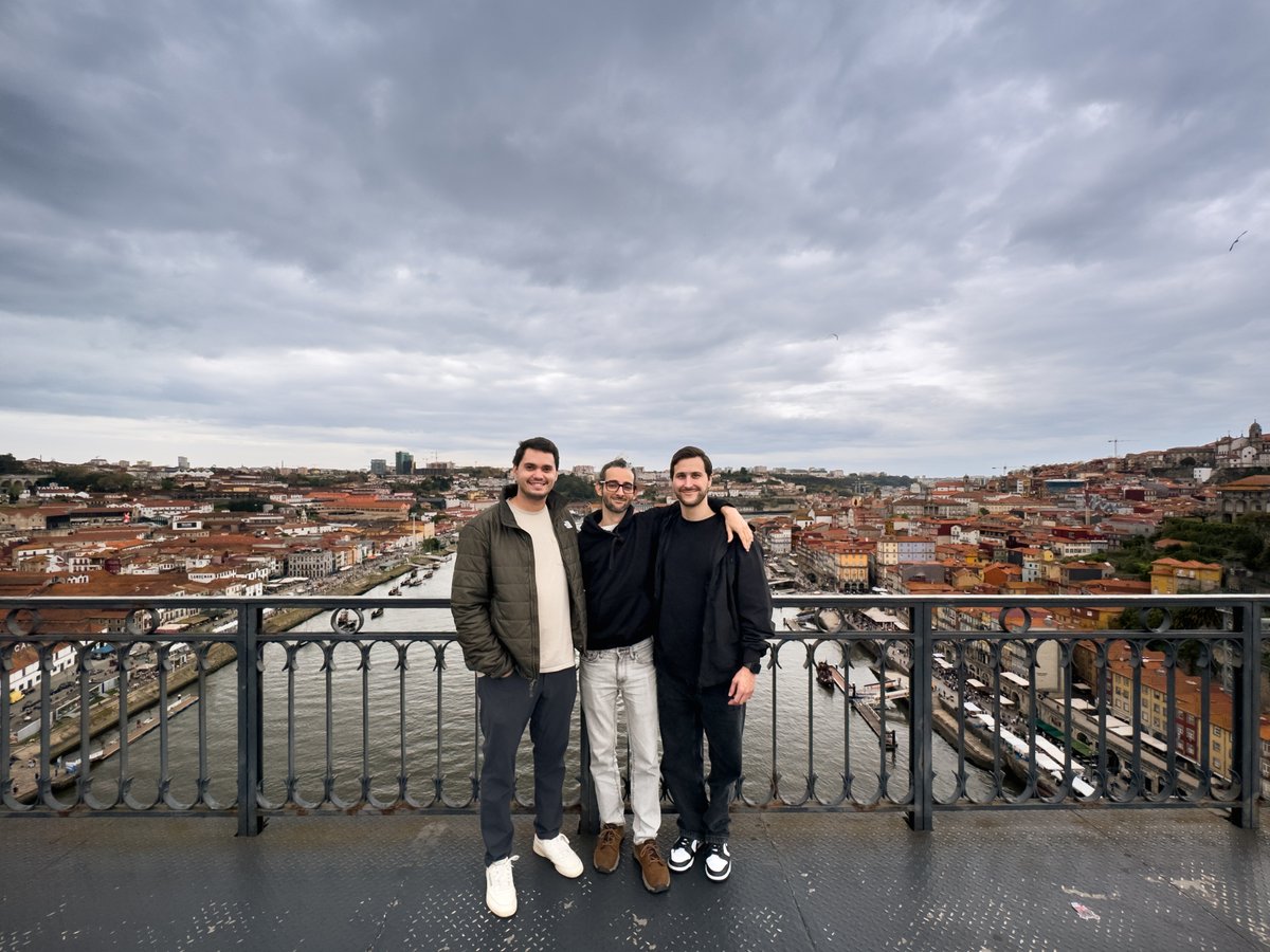 guillep2p's tweet image. La confianza entre co-founders no se improvisa. Se construye!
Trabajamos remoto, desde distintas ciudades. Tenemos una oficina en Buenos Aires, sí, pero el corazón de @eldoradoio late desde muchos lugares a la vez.
Por eso, cada vez que podemos encontrarnos en persona —…