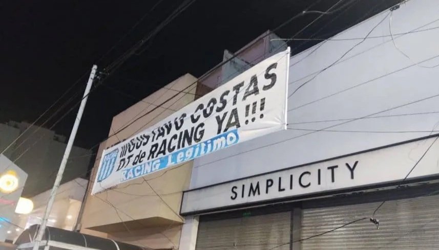 DonVictorB's tweet image. Gobernamos 12 años sabiendo quien es quien no como vos que sos secretario gral del clud y no tenes idea querido
De lo que sabias mucho era de repartir los cheques voladores de Mati @MatiasGainzaE en la campaña del 2017
#RacingPositivo
#AtentoComoUnBuho
#QueCrackBlanquito