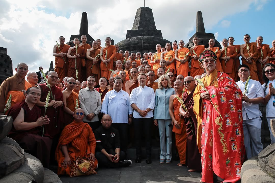 prabowo's tweet photo. Rangkaian kunjungan kenegaraan Presiden @EmmanuelMacron ditutup dengan kunjungan ke situs warisan budaya dunia, Candi Borobudur, di Provinsi Jawa Tengah. Kunjungan ini mencerminkan eratnya kerja sama di bidang kebudayaan antara Indonesia dan Prancis serta semangat kolaboratif kita dalam merawat kekayaan sejarah dan peradaban.

Saya juga menyampaikan ucapan terima kasih atas kunjungan Presiden Emmanuel Macron beserta Ibu Negara, Brigitte Macron, sesaat sebelum mengantar keberangkatan keduanya untuk melanjutkan kunjungan resmi ke negara sahabat di kawasan.

Kami dijadwalkan akan kembali bertemu dalam rangka peringatan Hari Nasional Prancis pada tanggal 14 Juli mendatang, di mana Indonesia menerima undangan resmi sebagai tamu kehormatan.

Candi Borobudur, Magelang, Jawa Tengah, 29 Mei 2025.