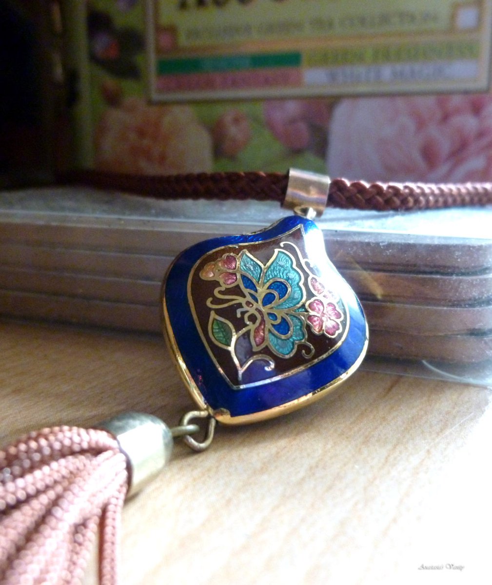 ReneeANDSharon's tweet image. True Imagination Station Presents! Anastasia's Vanity at Etsy! @etsy Gorgeous Selection of Antique and Vintage Jewelry PLUS RARE Novelty, Estate. Lots of signed Designer Pieces #vintagejewelry #retro #etsyvintage #etsyseller etsy.com/shop/Anastasia…