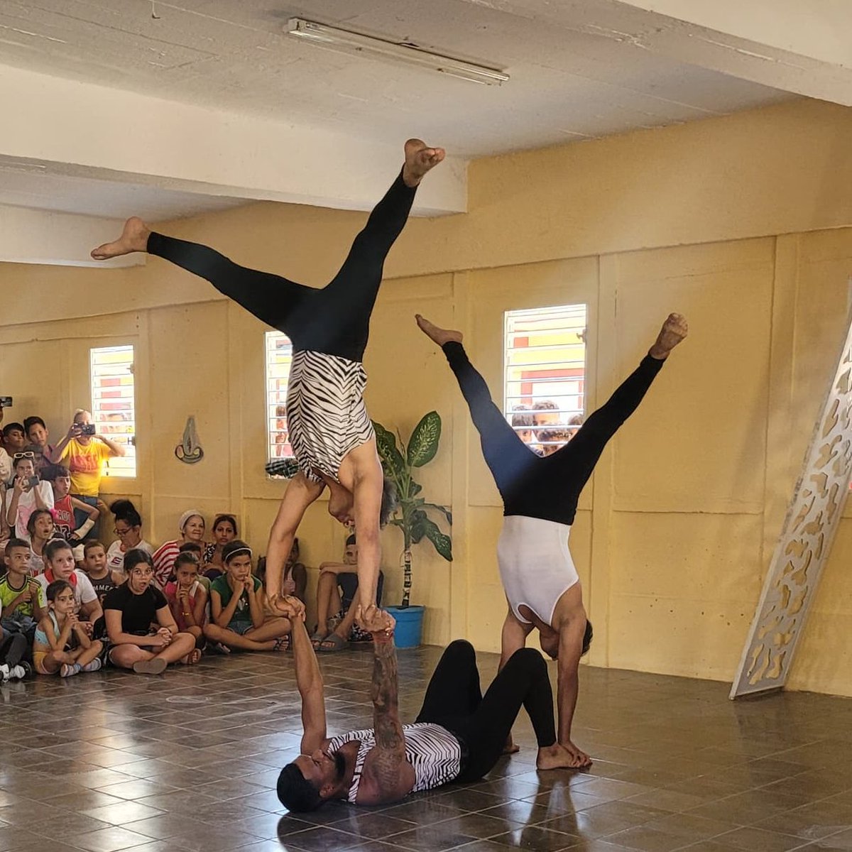 Andares Callejeros #Morón 25, fiesta en las calles moronenses. 
El público disfruta. Apúntalo #LatirAvileño