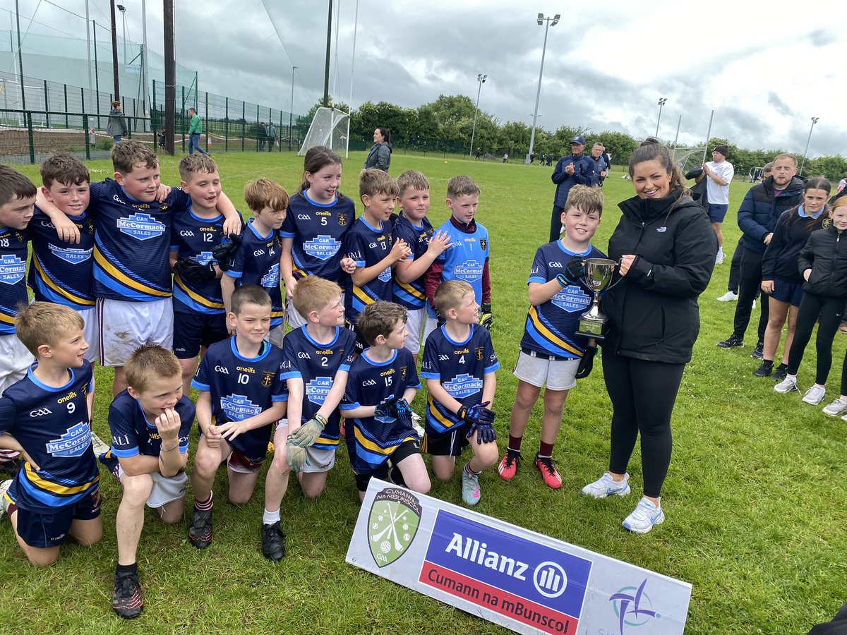 Congratulations to <a href="/ProsperousNS/">Scoil an Linbh Íosa</a> on their Div 3 🏆 win. Two lates goals saw them beat Ardclough <a href="/Caragh_GFC/">Caragh GFC</a> <a href="/AllianzIreland/">Allianz Ireland</a> <a href="/cnambnaisiunta/">Cumann na mBunscol</a> <a href="/CnmBLaighean/">CnmB Laighean</a> #AllianzCnmB