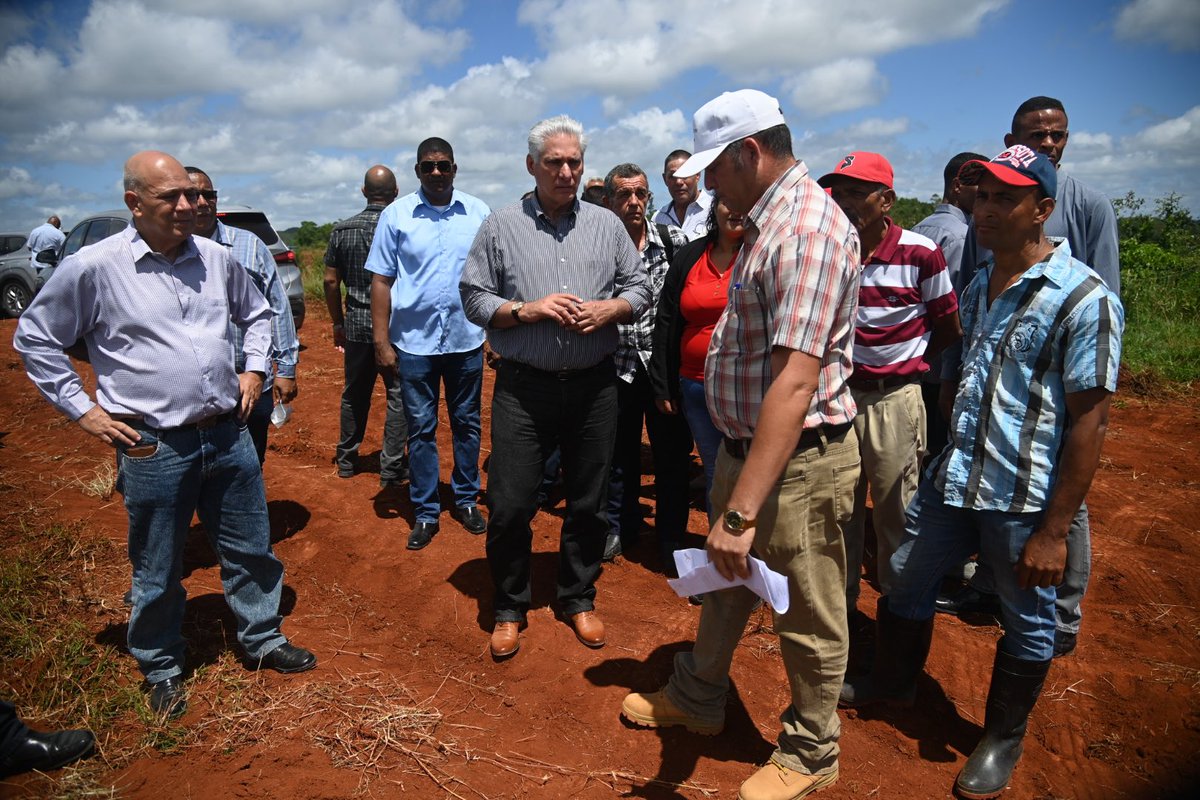 PresidenciaCuba's tweet photo. 📍| El presidente @DiazCanelB siguió luego hasta Yateras, el segundo municipio del Alto Oriente Cubano que recorre hoy como parte del segundo ciclo de visitas del sistema de trabajo de la Dirección del Partido en los territorios. https://t.co/fetYRw0LSA