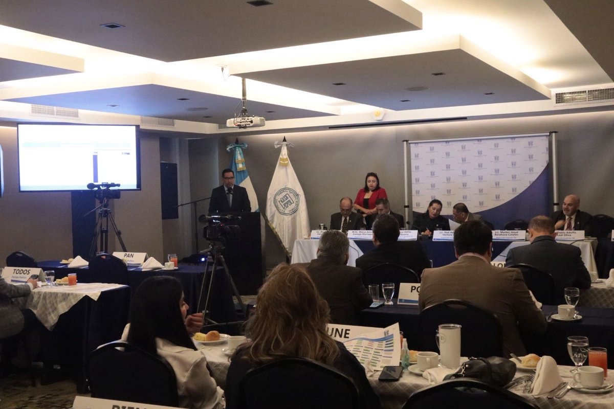 RosanaDelgado__'s tweet image. El #TSEGuatemala @TSEGuatemala celebra su reunión mensual con partidos políticos, cumpliendo la #LEPP. Preside la magistrada Blanca Alfaro, @BlancaAlfaroPC junto a magistrados suplentes, el secretario general y directores del órgano electoral