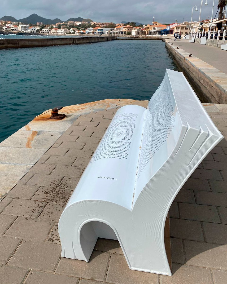 phmyrsa's tweet photo. #ProyectoDestacado 🌟 El mobiliario urbano también puede contar historias. Nuestros bancos Libro-Book® rinden homenaje a Arturo Pérez-Reverte 📖🌊 

Un tributo literario frente al mar, en Cabo de Palos. 

🤝 @AytoCartagenaES, @regiondemurcia, @Fomento_RM, @perezreverte https://t.co/ntAKEYGjKm
