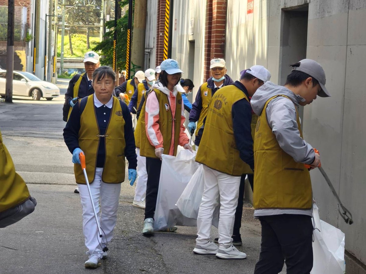 tzuchicanada's tweet photo. Every year, volunteers from Vancouver Service District of @tzuchicanada are invited by Chinatown Business Association  to participate annual cleanup event.  On 5/24, 22 Tzu Chi volunteers including youths joined this year's event again and showed the support to the community. https://t.co/vrh6TdTLXz
