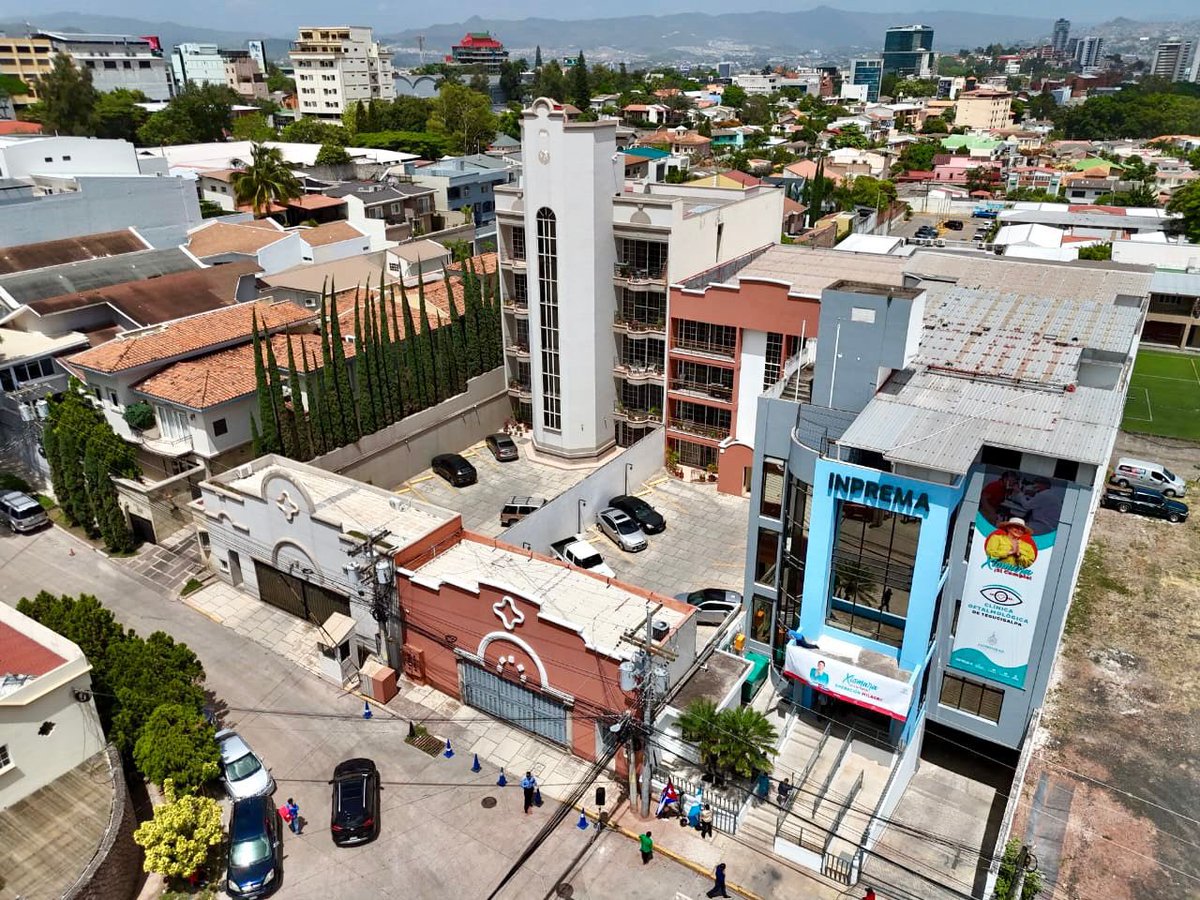 GobXiomaraHN's tweet photo. 🚨¡ATENCIÓN!🚨🏥
La presidenta de la República @XiomaraCastroZ, inaugura una moderna  clínica oftalmológica en Tegucigalpa, como parte del programa de cooperación médica cubana, Operación Milagro, con el objetivo de brindar tratamientos y cirugías oftalmológicas gratuitas. 🏥👁️
#XiomaraSíCumple✅