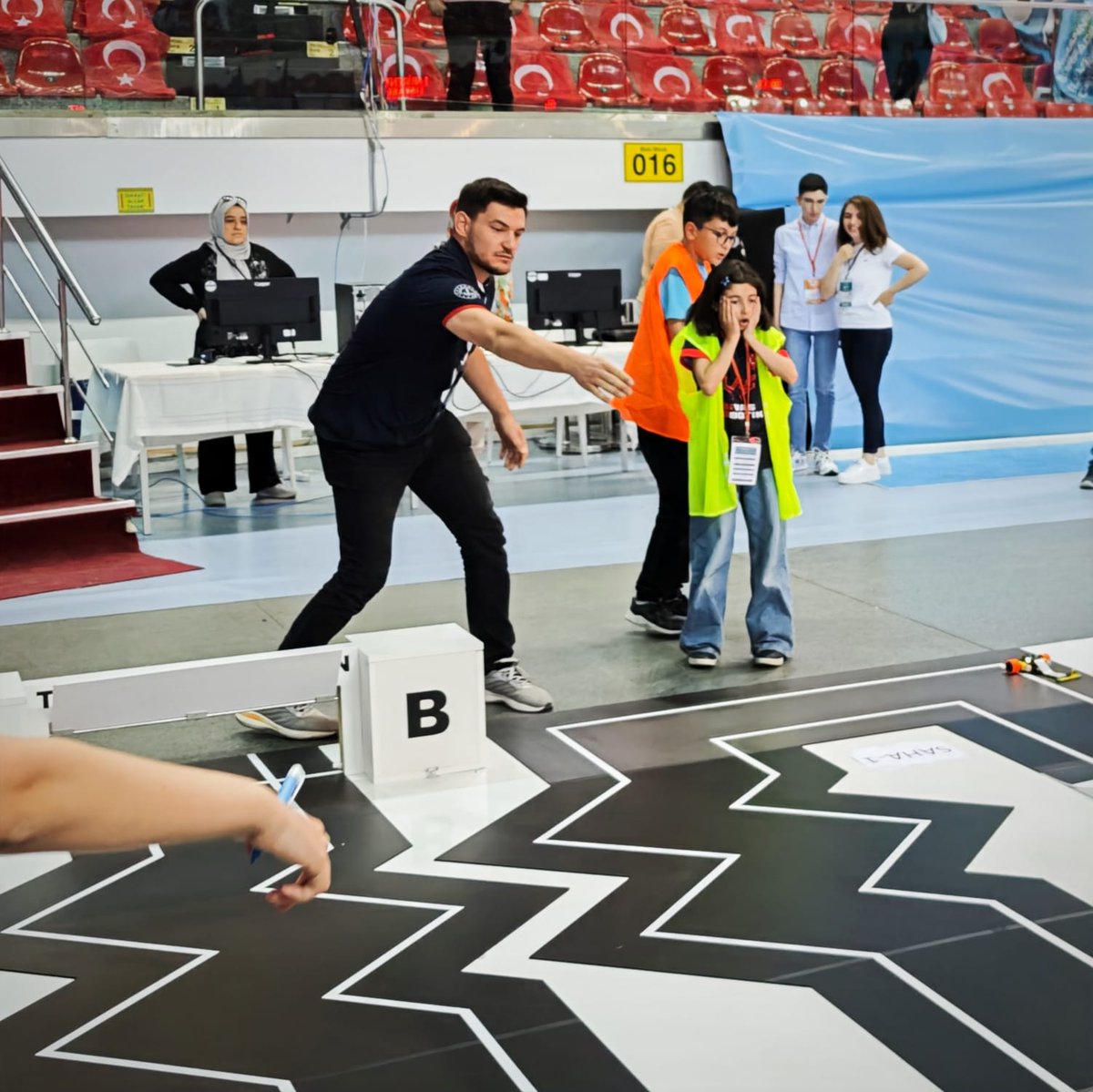 mebrobot's tweet image. 🤖 17. Uluslararası MEB Robot Yarışmasında sevinç, heyecan, rekabet ve eğlence bir arada yer aldı.

#mebrobot