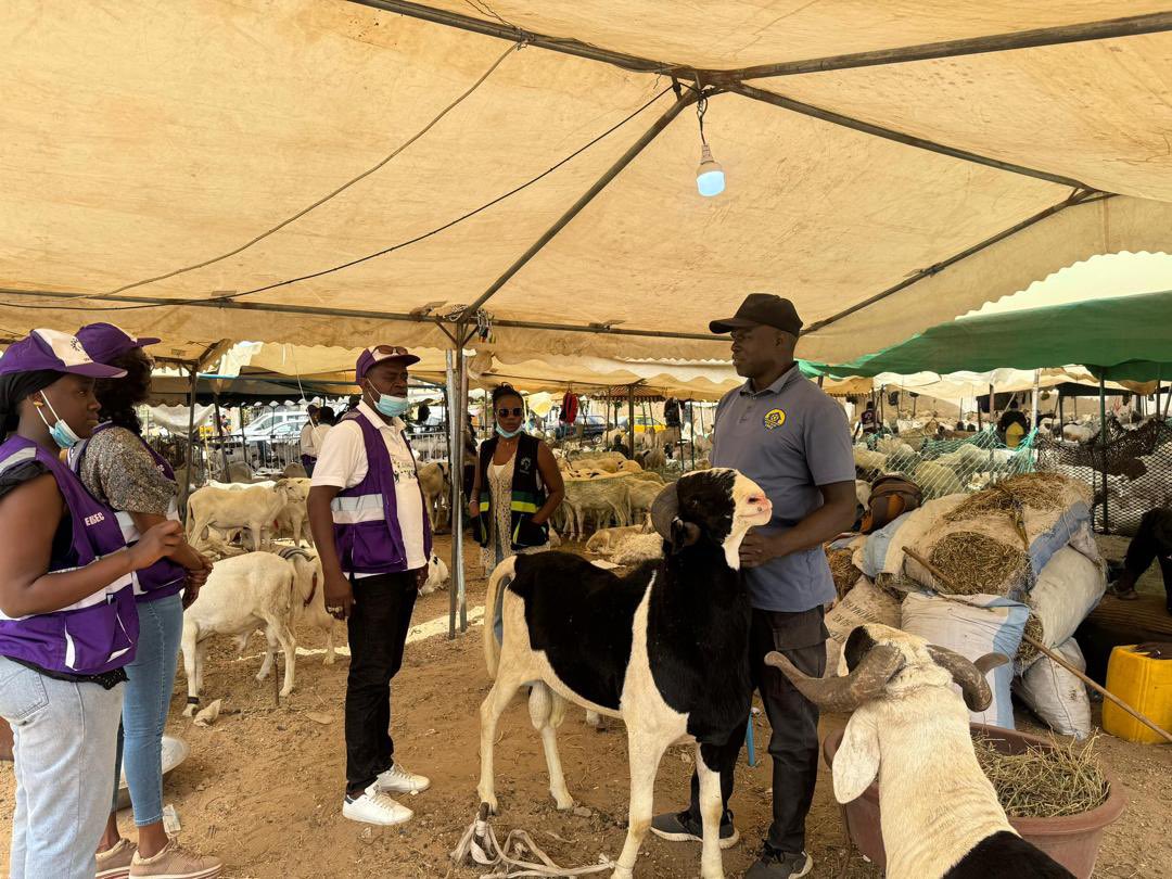 sonagedsa's tweet image. 𝐋𝐚 𝐒𝐎𝐍𝐀𝐆𝐄𝐃 𝐧𝐞 𝐬𝐞 𝐜𝐨𝐧𝐭𝐞𝐧𝐭𝐞 𝐩𝐚𝐬 𝐝𝐞 𝐧𝐞𝐭𝐭𝐨𝐲𝐞𝐫… 𝐞𝐥𝐥𝐞 𝐬𝐞𝐧𝐬𝐢𝐛𝐢𝐥𝐢𝐬𝐞 𝐚𝐮𝐬𝐬𝐢 !

Parce qu’une Tabaski réussie, c’est aussi une Tabaski propre !

La propreté partout, par tous et pour tous.

#Sonaged #Sensibilisation #Tabaski #Engagement