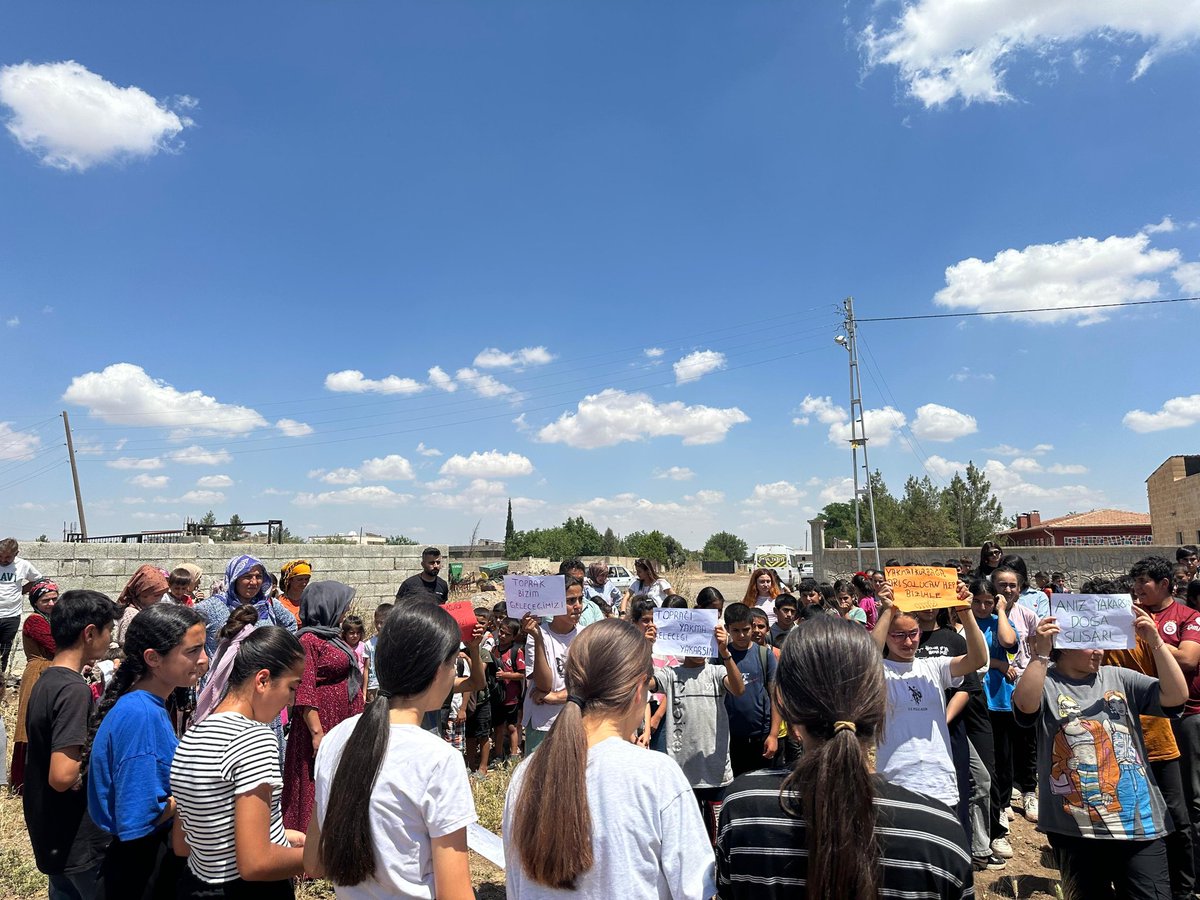 Öğretmen ve öğrencilerimiz, velilerimize anız ve orman yangınlarının zararlarıyla ilgili bilgilendirme yaptı. Doğamızı birlikte koruyalım! 🌿
#MardinYeşiliKoru 
#AteşiDeğilBilinciYay
#MardinAlevDeğilYeşilOlsun 
<a href="/tcmeb/">Millî Eğitim Bakanlığı</a> 
<a href="/mardinilmem/">Mardin İl Millî Eğitim Müdürlüğü</a> 
<a href="/DerikKaymakam/">T.C. Derik Kaymakamlığı</a> 
<a href="/MstfaKAHRAMAN/">Mustafa KAHRAMAN 🟢🇹🇷</a>