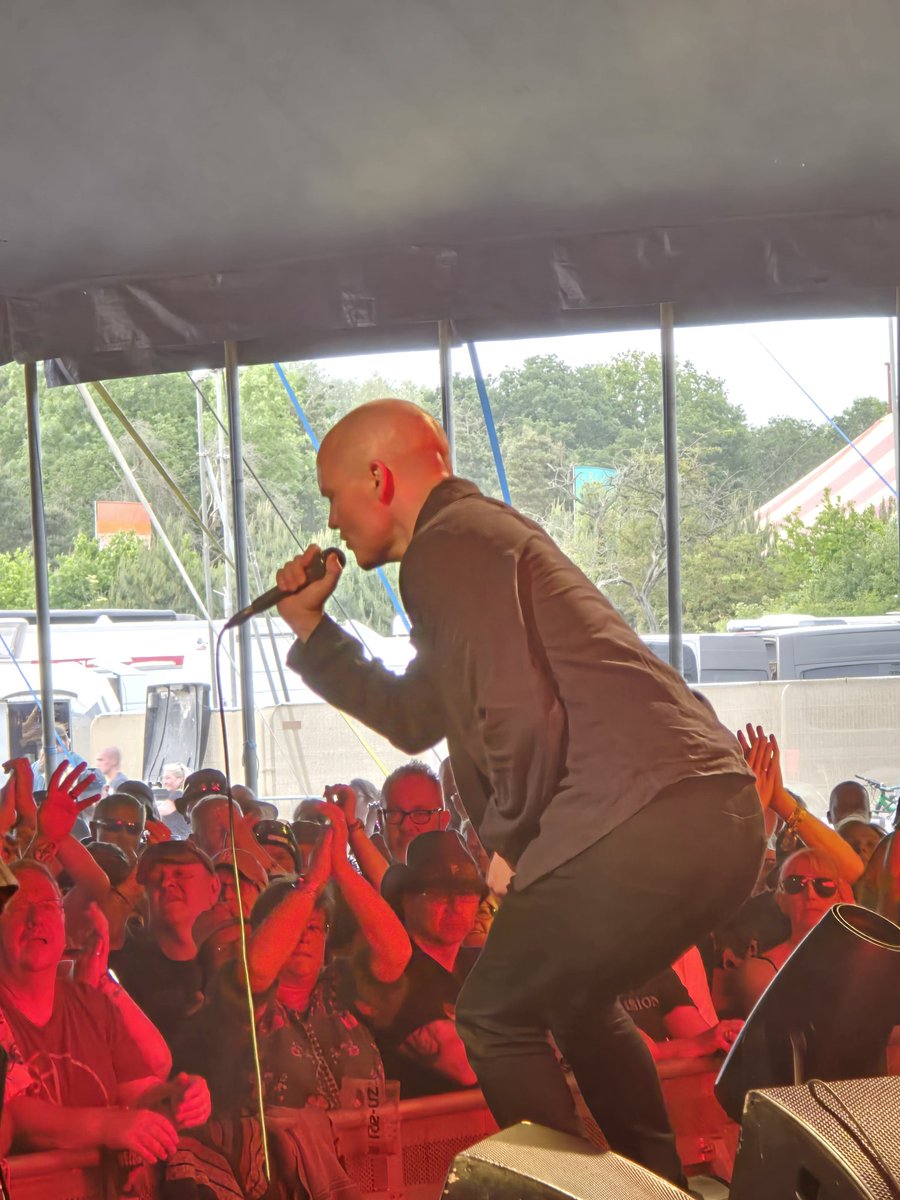 EdSmith75's tweet image. Can't imagine life without music+ these guys certainly make top music. Also, they are genuinely great lads, very lucky to have seen them at both @beardedtheory +@nbhdweekender
So much love for @slowreadersclub ❤️