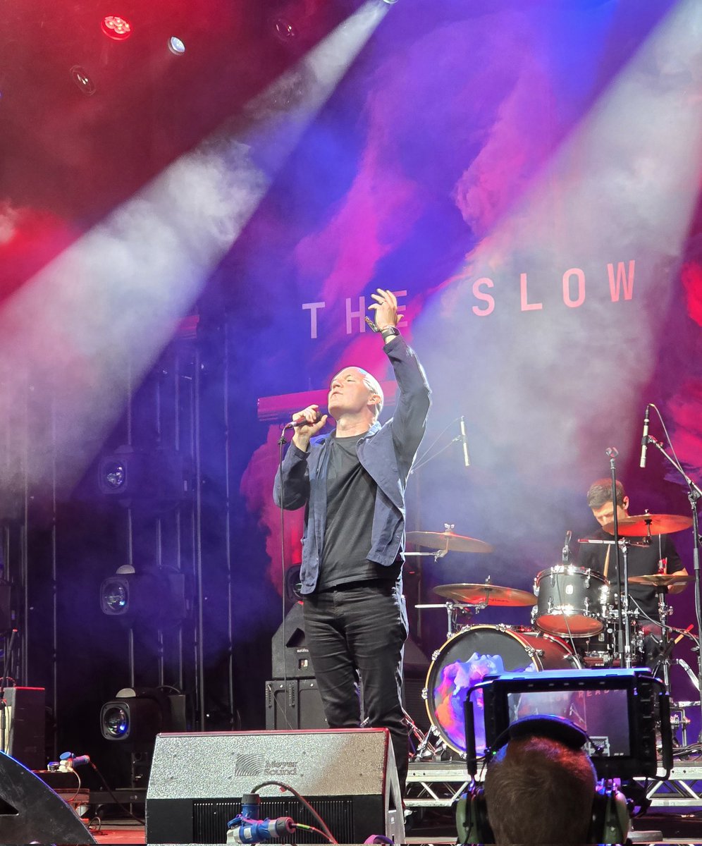 EdSmith75's tweet image. Can't imagine life without music+ these guys certainly make top music. Also, they are genuinely great lads, very lucky to have seen them at both @beardedtheory +@nbhdweekender
So much love for @slowreadersclub ❤️