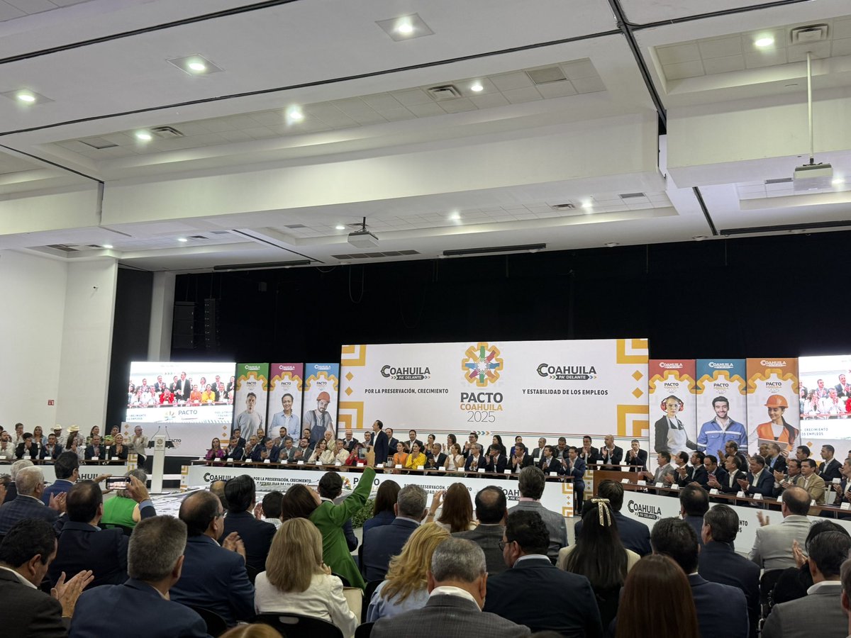 En #Arteaga en el la firma del Pacto Coahuila 2025. #CoahuilaPaDelante #APasosDeGigante
