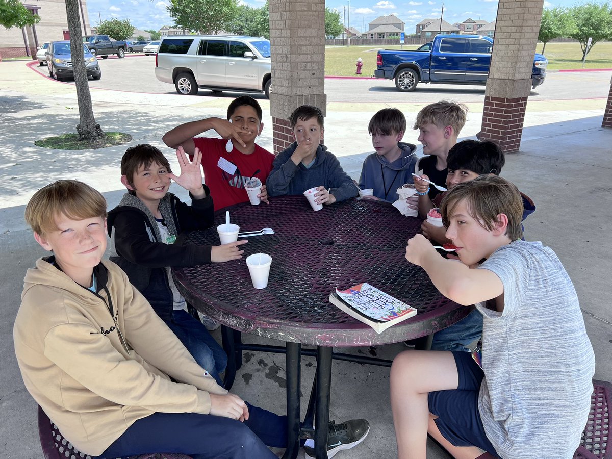 mrs_connor_ljhs's tweet image. Yesterday we celebrated our students who met their 1.5 goal in Reading with snow cones 🍧