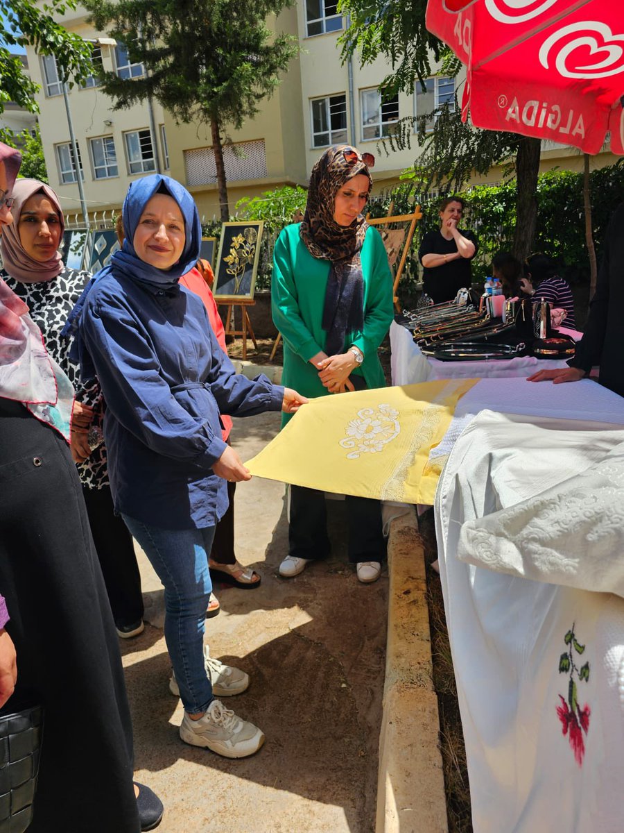 Ak Kadın Siverek 🇹🇷 (@akkadinsiverek) on Twitter photo 📍Siverek
AK Parti Siverek Kadın Kolları İlçe Başkanı Rahime Tüysüz Denizedalan ,Yönetimi ile birlikte “Hayat Boyu Öğrenme Haftası ” kapsamında ,Siverek Halk Eğitim Merkezi bünyesince hazırlanan sergiye katılım sağladılar.
<a href="/RTErdogan/">Recep Tayyip Erdoğan</a> <a href="/abuyukgumus/">Ahmet Büyükgümüş</a> <a href="/bybekirbozdag/">Bekir Bozdağ</a> <a href="/tugbaisikercan/">Tuğba IŞIK ERCAN</a> 📍Siverek
AK Parti Siverek Kadın Kolları İlçe Başkanı Rahime Tüysüz Denizedalan ,Yönetimi ile birlikte “Hayat Boyu Öğrenme Haftası ” kapsamında ,Siverek Halk Eğitim Merkezi bünyesince hazırlanan sergiye katılım sağladılar.
<a href="/RTErdogan/">Recep Tayyip Erdoğan</a> <a href="/abuyukgumus/">Ahmet Büyükgümüş</a> <a href="/bybekirbozdag/">Bekir Bozdağ</a> <a href="/tugbaisikercan/">Tuğba IŞIK ERCAN</a>