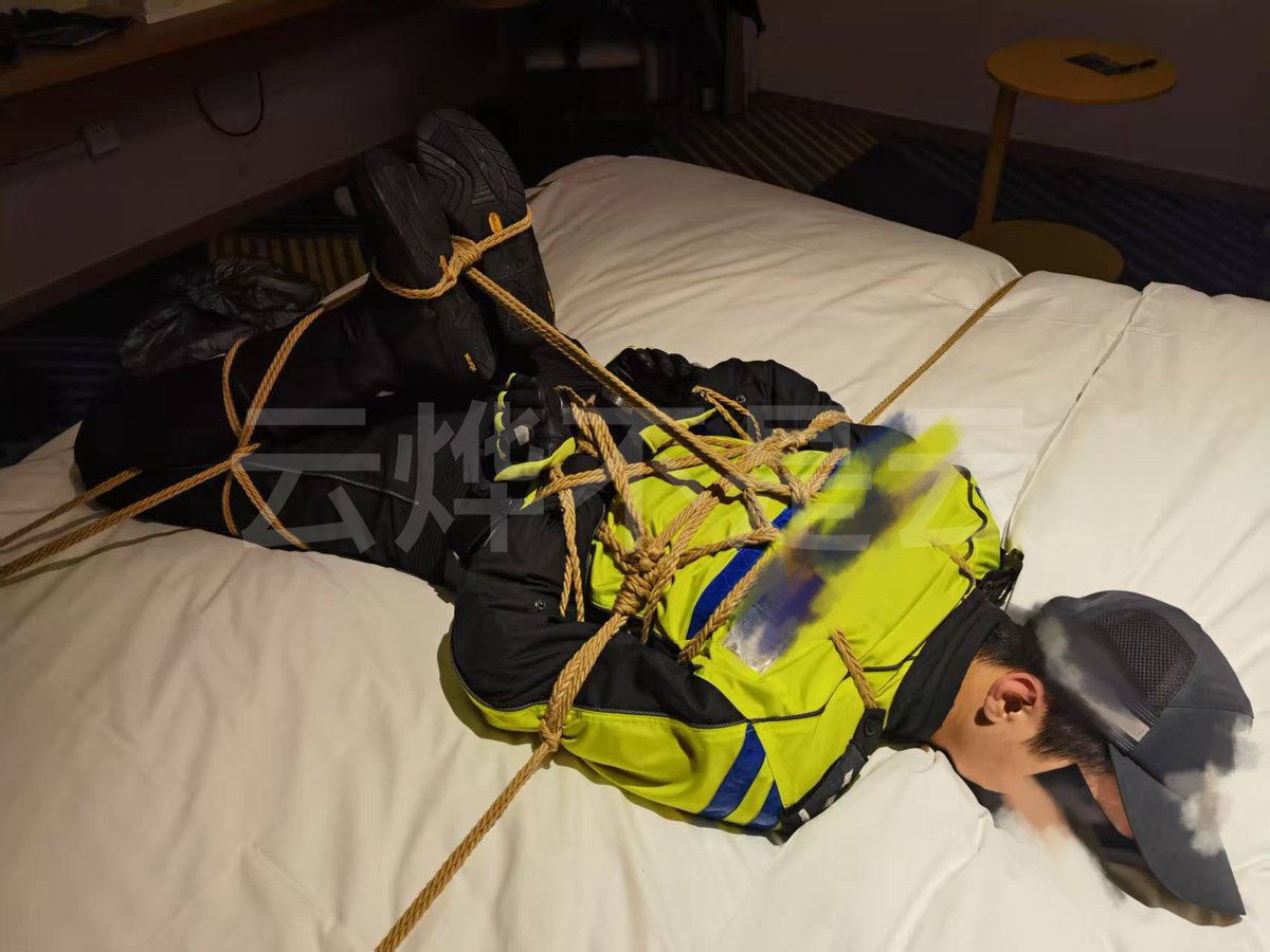 嗯哼 骚死了 就这样一直固定着吧
哟 硬了
那就刚好锁起来当我的生日礼物吧😈😈😈