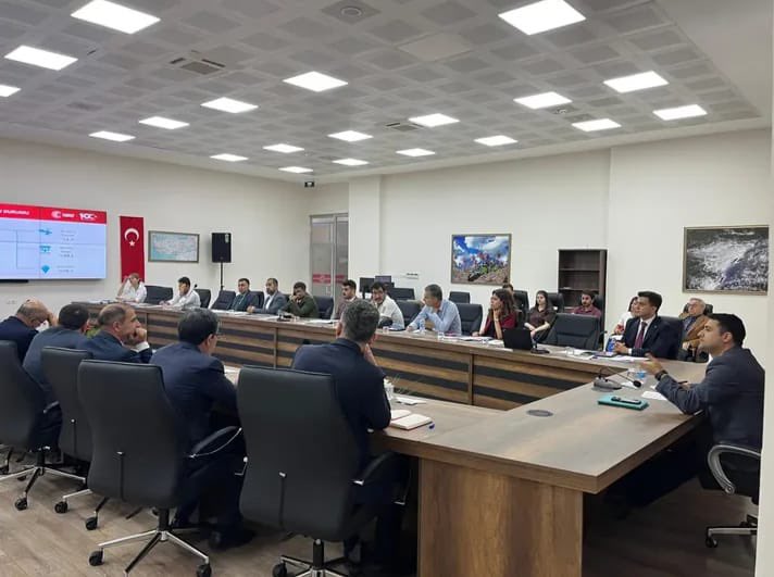 TUNCELITSO's tweet photo. Tunceli Valiliği Gamer Toplantı Salonu’nda İl Su Kurulu Toplantısı Gerçekleştirildi;
Tunceli Valiliği tarafından düzenlenen İl Su Kurulu Toplantısı, Gamer Toplantı Salonu’nda gerçekleştirildi. Toplantıya odamız adına Tunceli Ticaret ve Sanayi Odası Başkan Yardımcısı @aliyarates katılım sağladı.
Toplantı kapsamında odamız tarafından Tunceli Ticaret ve Sanayi Odası adına ilimizin su yönetimiyle ilgili bazı öneriler sunulmuştur:
1.Şehir merkezinde bina oluklarından gelen yağmur sularının kanalizasyon hattından ayrılması, bu sular için ayrı bir iletim hattı kurulması önerilmiştir. Böylece hem arıtma sisteminin yükü hafifletilecek hem de temiz yağmur sularının kirletilmesinin önüne geçilecektir.
2.İ��me suyu tedarikinde önceliğin akarsulara verilmesi, bu kapsamda modern bir içme suyu arıtma sistemi kurulması gerektiği ifade edilmiştir. Yer altı su rezervlerinin ise yalnızca kuraklık gibi kritik dönemlerde kullanılmasının, su kaynaklarının sürdürülebilirliği açısından daha uygun olacağı vurgulanmıştır.
3.Köy şebeke sularında, özellikle depo sonrası iletim hatlarının yenilenmesi gerektiği belirtilmiştir. Ayrıca birçok köyümüzde şebeke suyunun içilemez nitelikte olduğu ifade edilerek, köy pis su altyapılarının tamamlanması ve yer altı sularının kirlenmesinin önlenmesi yönünde önlemler alınması talep edilmiştir.
Tunceli Ticaret ve Sanayi Odası olarak, ilimizin su kaynaklarının korunması, sağlıklı ve sürdürülebilir su temini için ilgili kurumlarla iş birliği içinde çalışmalarımıza devam edeceğimizi kamuoyuna saygıyla duyururuz.