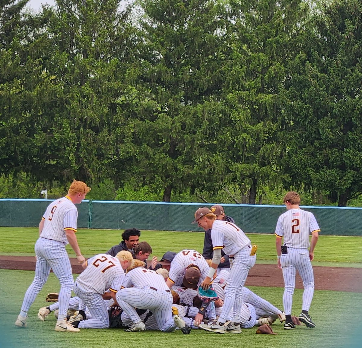 Nothing like a good dog pile !! 
20+ wins ✓
Ohio Heritage Conference 🏆✓
District 🏆 ✓
Keep pushing.... Go Riders ⚾ 💪