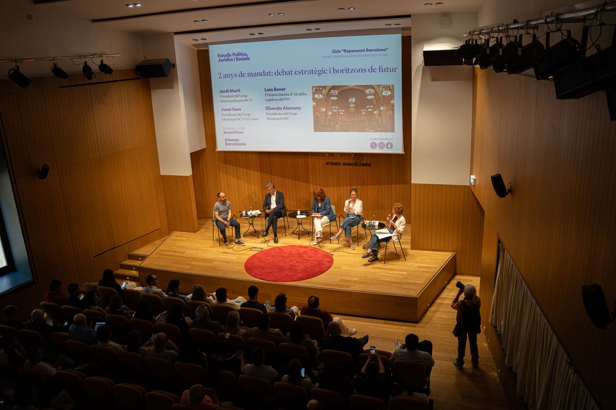 Secció d'Estudis Polítics, Jurídics i Socials (@politicaab) on Twitter photo Comença el debat " 2 anys de mandat" a l'<a href="/AteneuBCN/">Ateneu Barcelonès</a> .
Sala Bohigas plena per parlar del futur de Barcelona 🔥 Comença el debat " 2 anys de mandat" a l'<a href="/AteneuBCN/">Ateneu Barcelonès</a> .
Sala Bohigas plena per parlar del futur de Barcelona 🔥