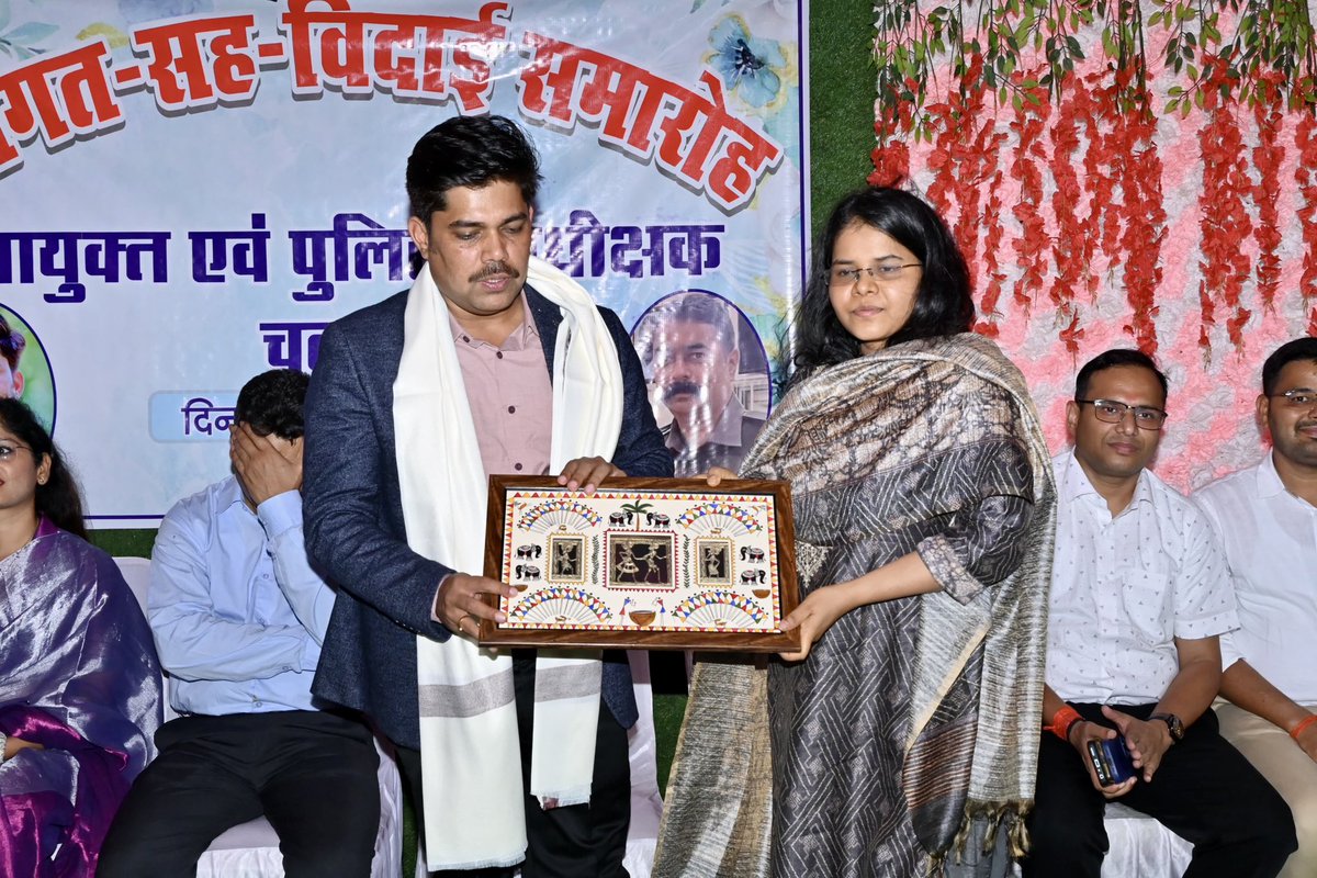 RmeshSpeaks's tweet photo. चतरा पदस्थापन के दौरान सहयोग और पिछले सव्वा साल के सफ़र को यादग़ार बनाने के लिए सभी पदाधिकारी, कर्मियों को धन्यवाद एवं जोहार!💐🙏🏻
#farewell #dcchatra #Transfer #Memories #gratitude https://t.co/Ebjvr2IIWh