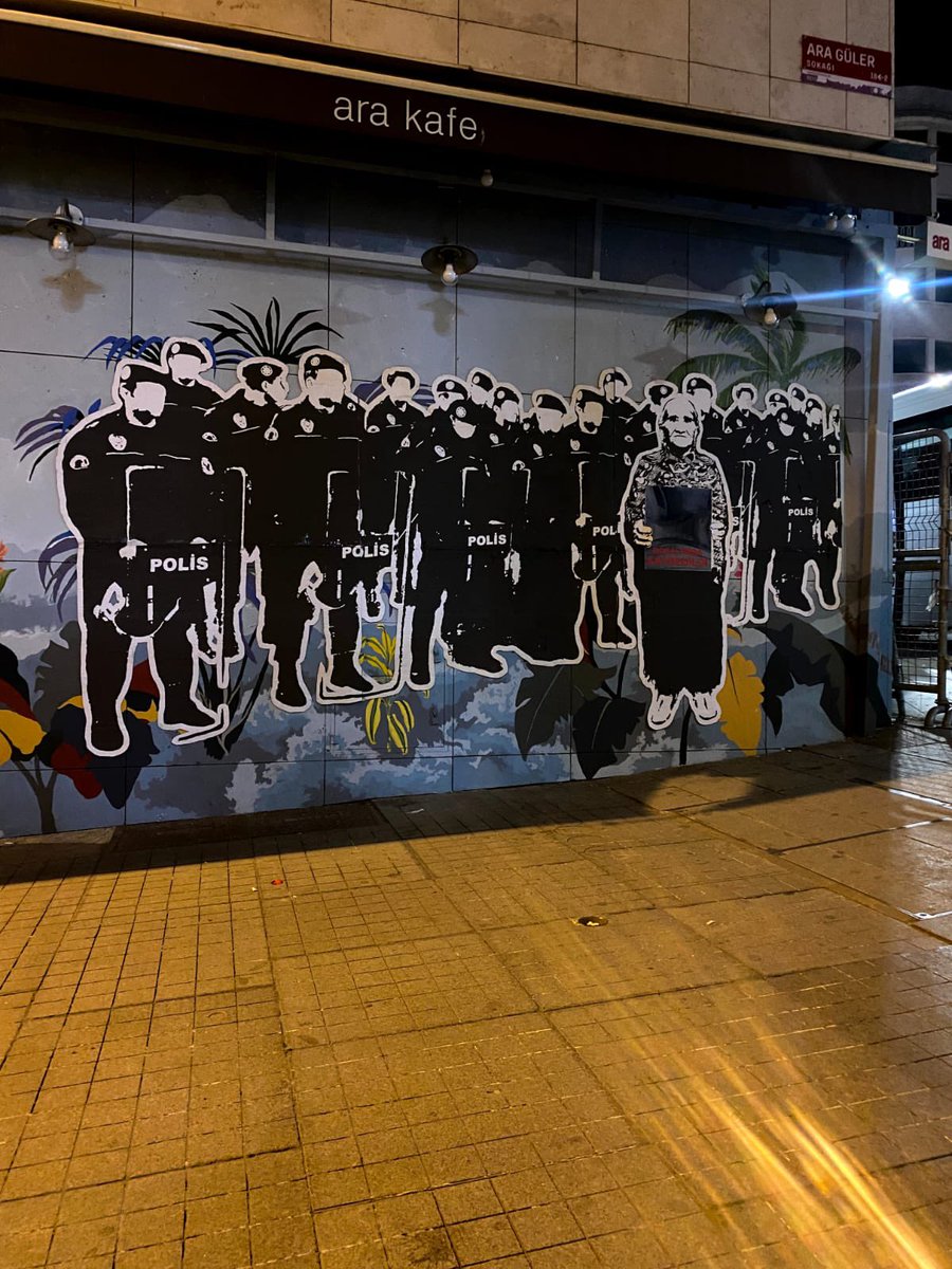 Bir grup sokak sanatçısı Cumartesi Anneleri’nin 30. Yılı dolayısıyla Galatasaray Meydanına 30. Yıl görseli yaptı 
#CumartesiAnneleri #CumartesiAnneleri30Yıl