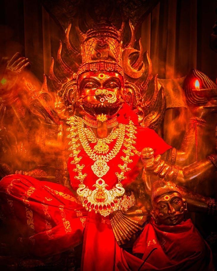 सिंहीं सिंहमुखीं सखीं भगवतीं श्री भैरवस्योल्लसत्
शूल स्थूल कपाल पाश डमरु व्यग्राग्रहस्ताम्बुजाम् ।
दंष्ट्राम् कोटि विषङ्गटास्यकुहरां आरक्त नेत्रत्रयां
बालेन्दूज्ज्वल मौलिकां भगवतीं प्रत्यङ्गिरां भावये ॥